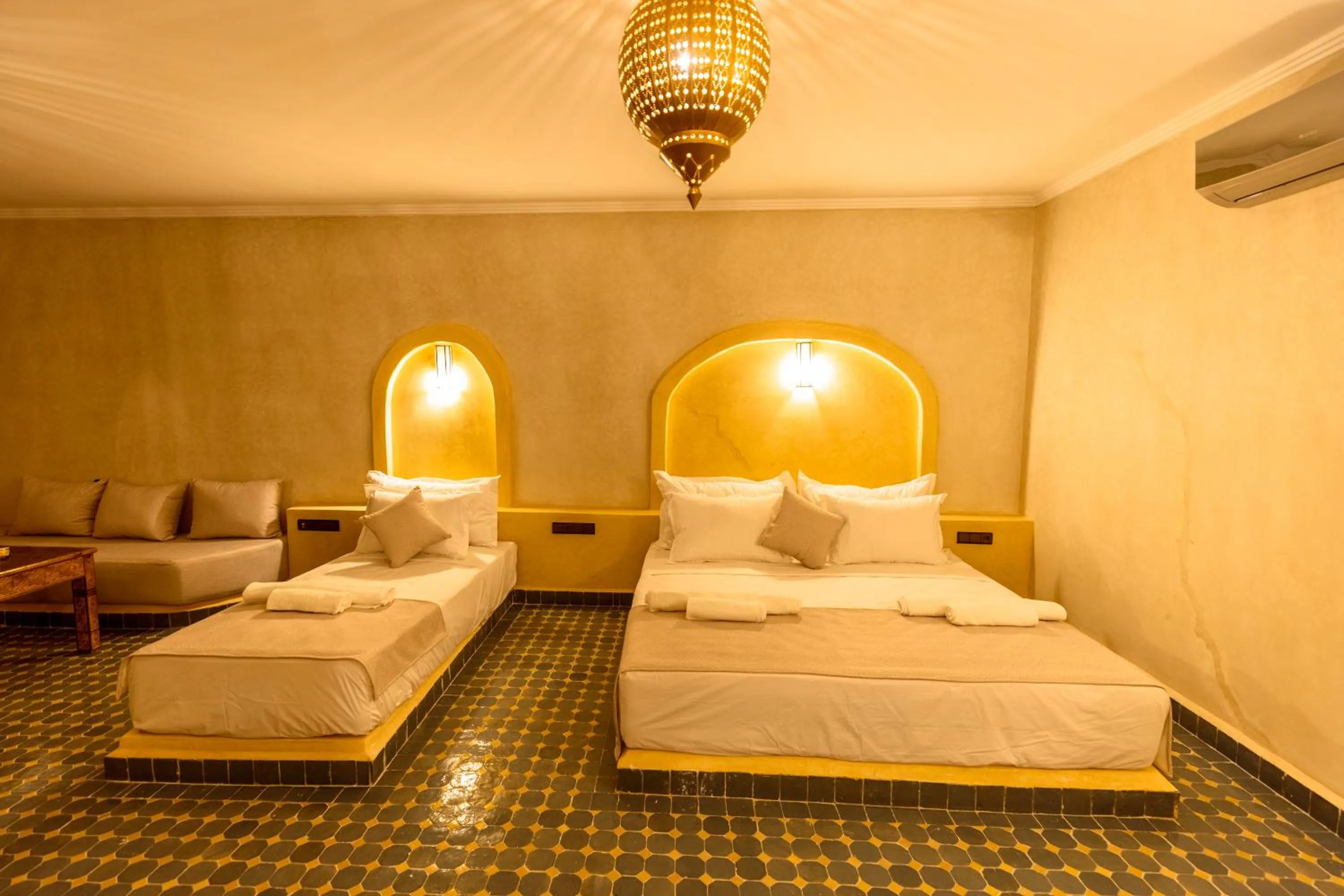 Bed in Hotel Sunset Palace