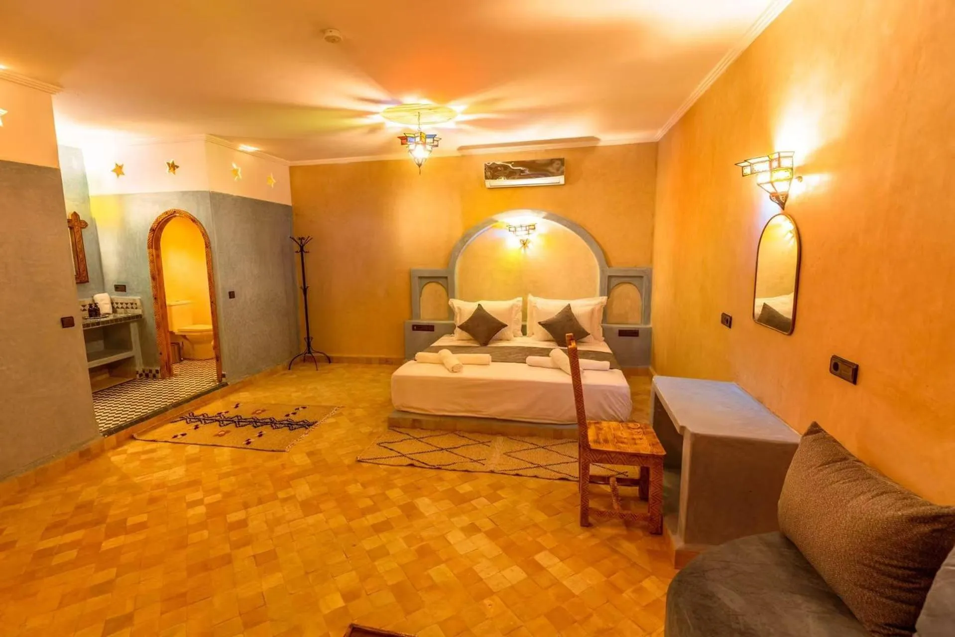 Bed in Hotel Sunset Palace