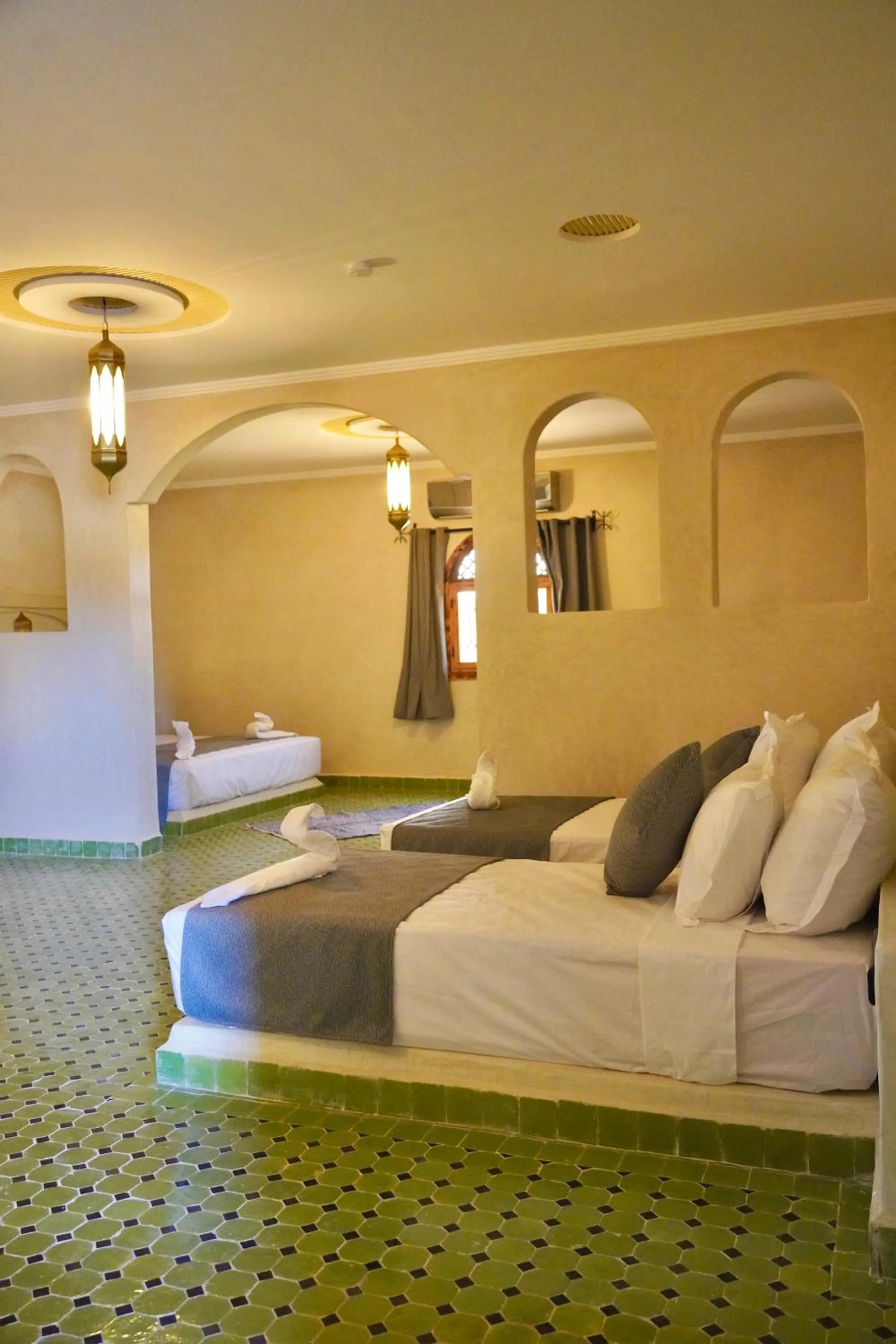 Bed in Hotel Sunset Palace