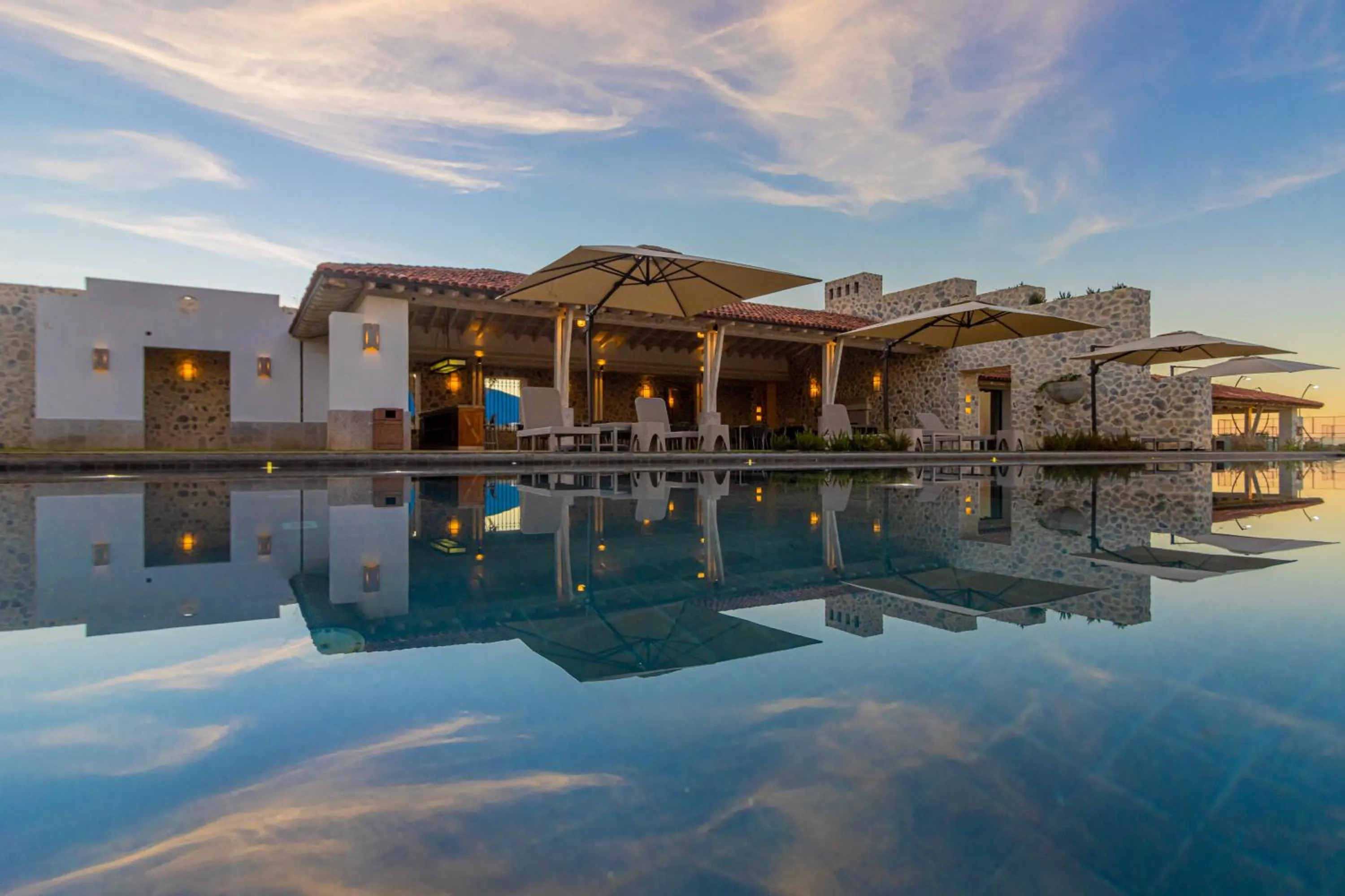 Swimming pool in Hotel Vinícola Parvada by Lumina