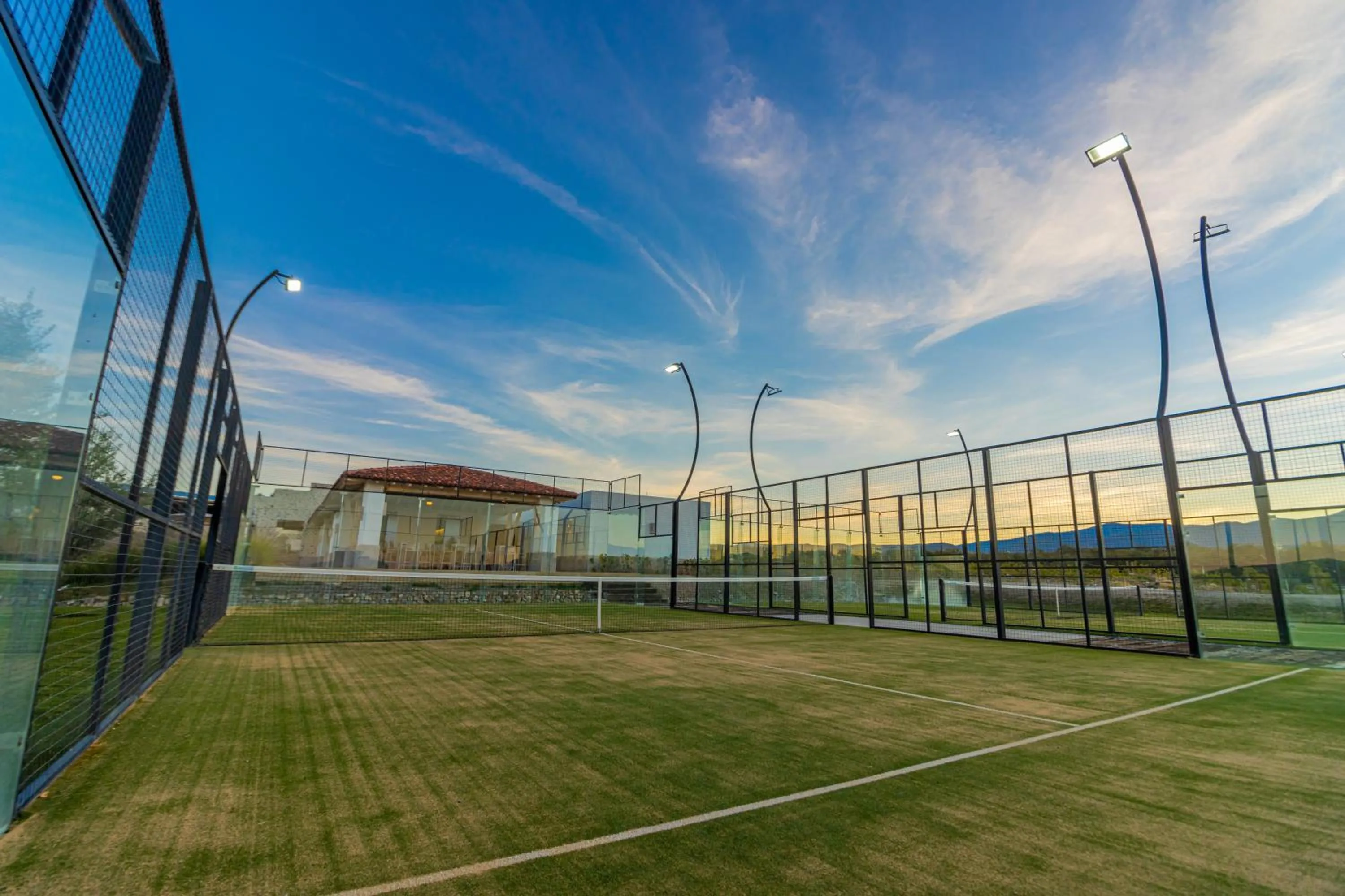 Tennis court in Hotel Vinícola Parvada by Lumina