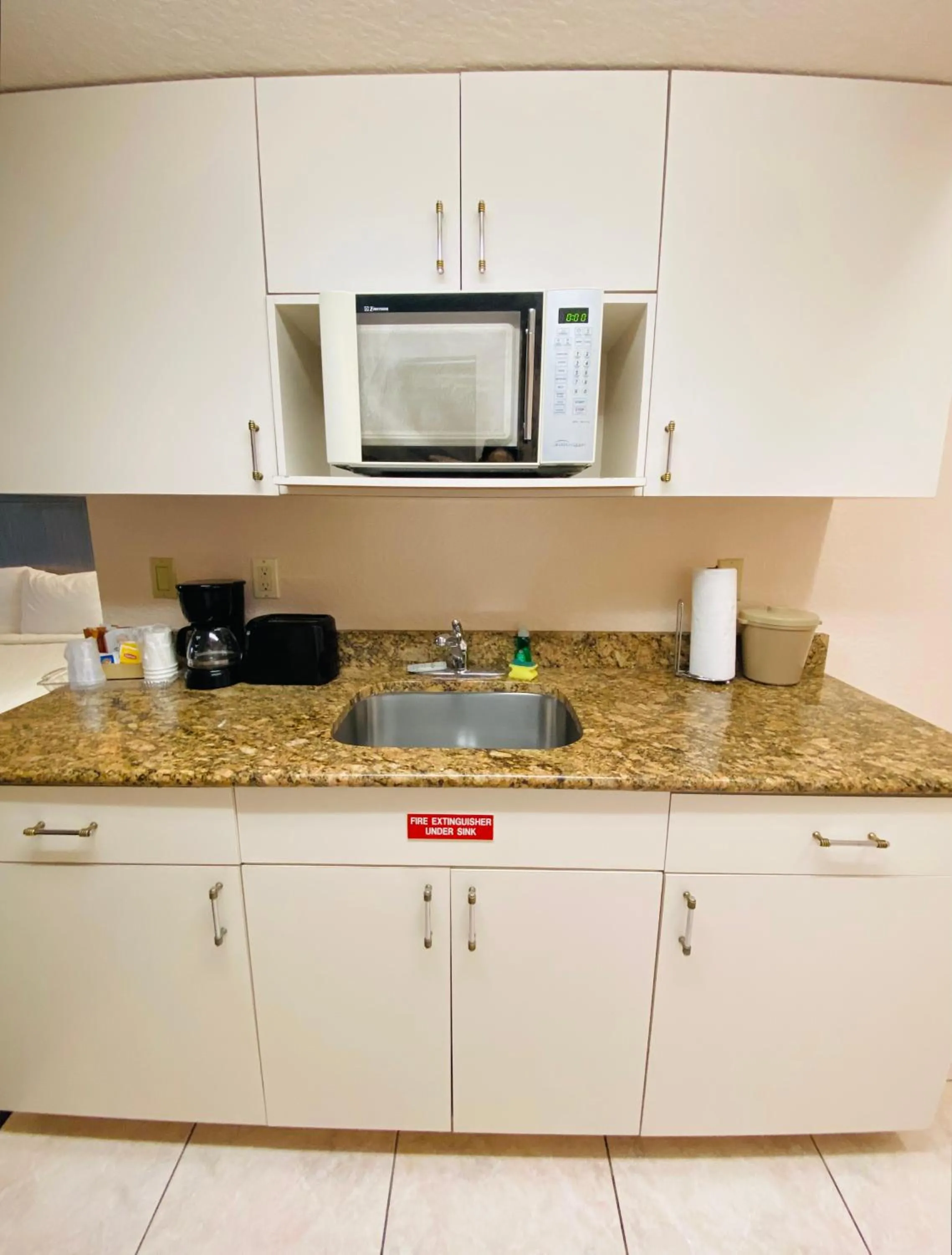 Kitchen or kitchenette in Royal Inn Hotel