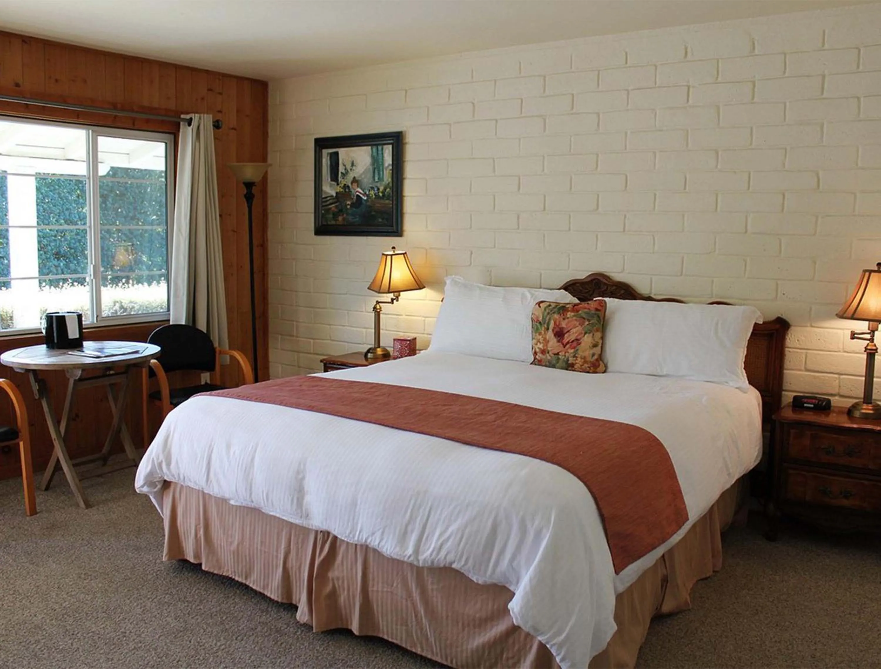 Photo of the whole room, Bed in Back Bay Inn