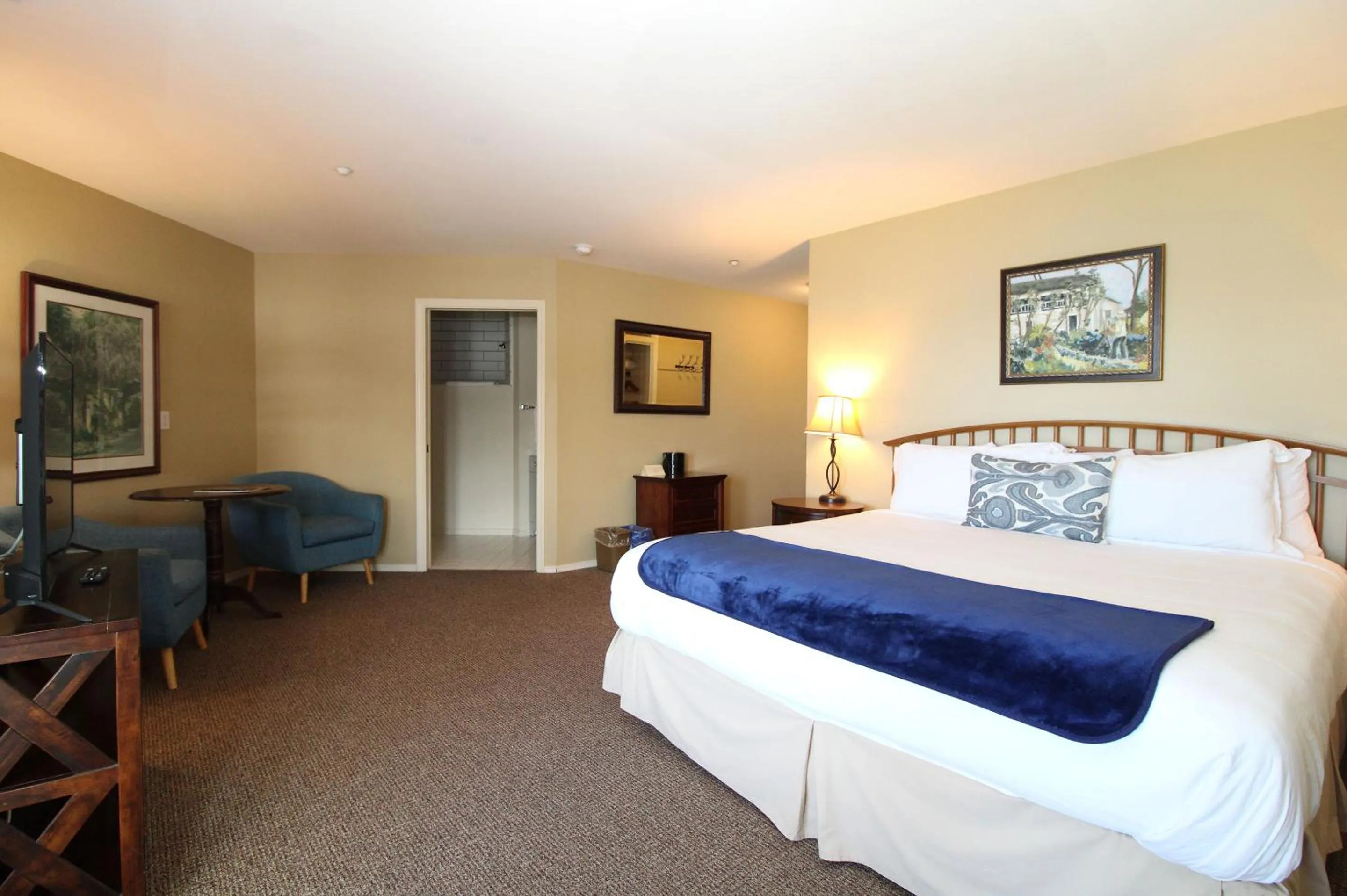 Photo of the whole room, Bed in Back Bay Inn