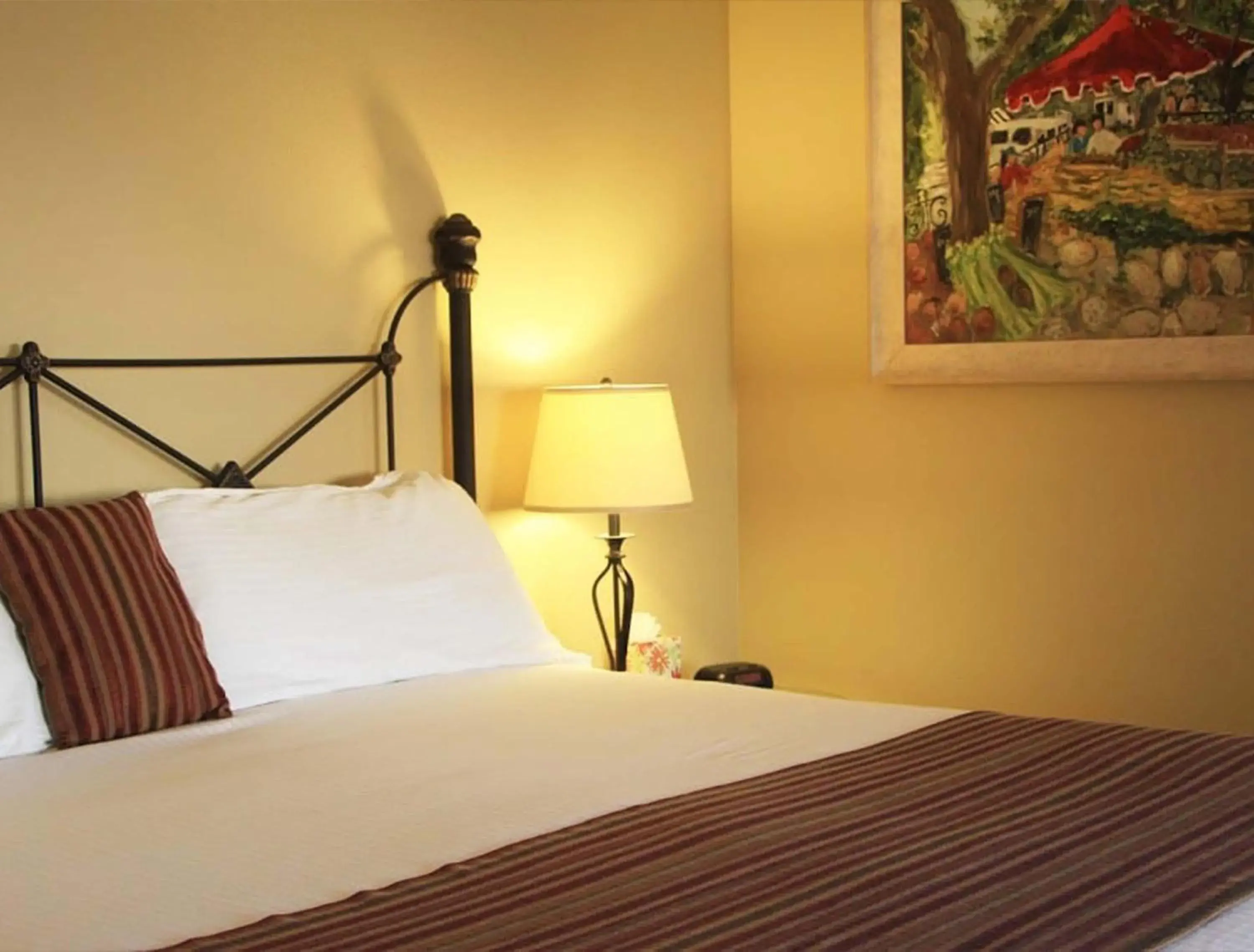 Deluxe King Suite in Back Bay Inn Deluxe King Suite in Back Bay Inn