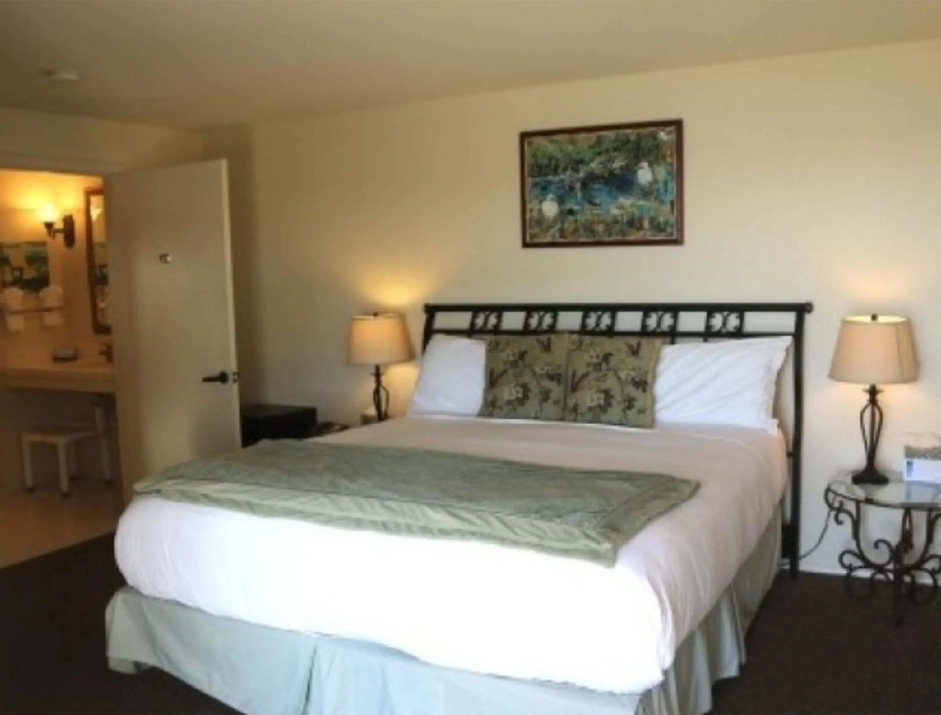 King Room - Disability Access in Back Bay Inn King Room - Disability Access in Back Bay Inn