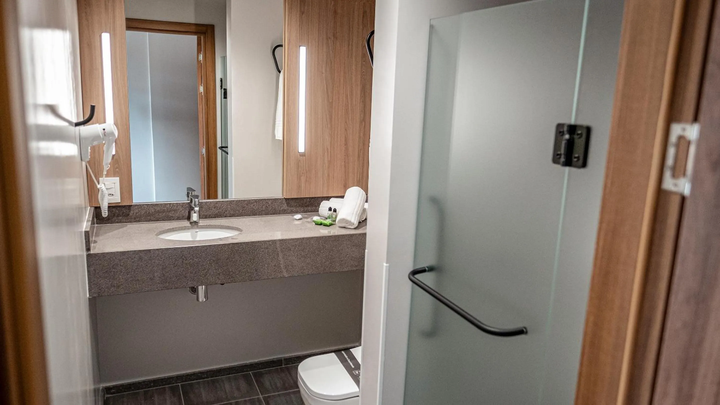 Shower in Plaza Hotel & Boulevard Convention - Vale dos Vinhedos