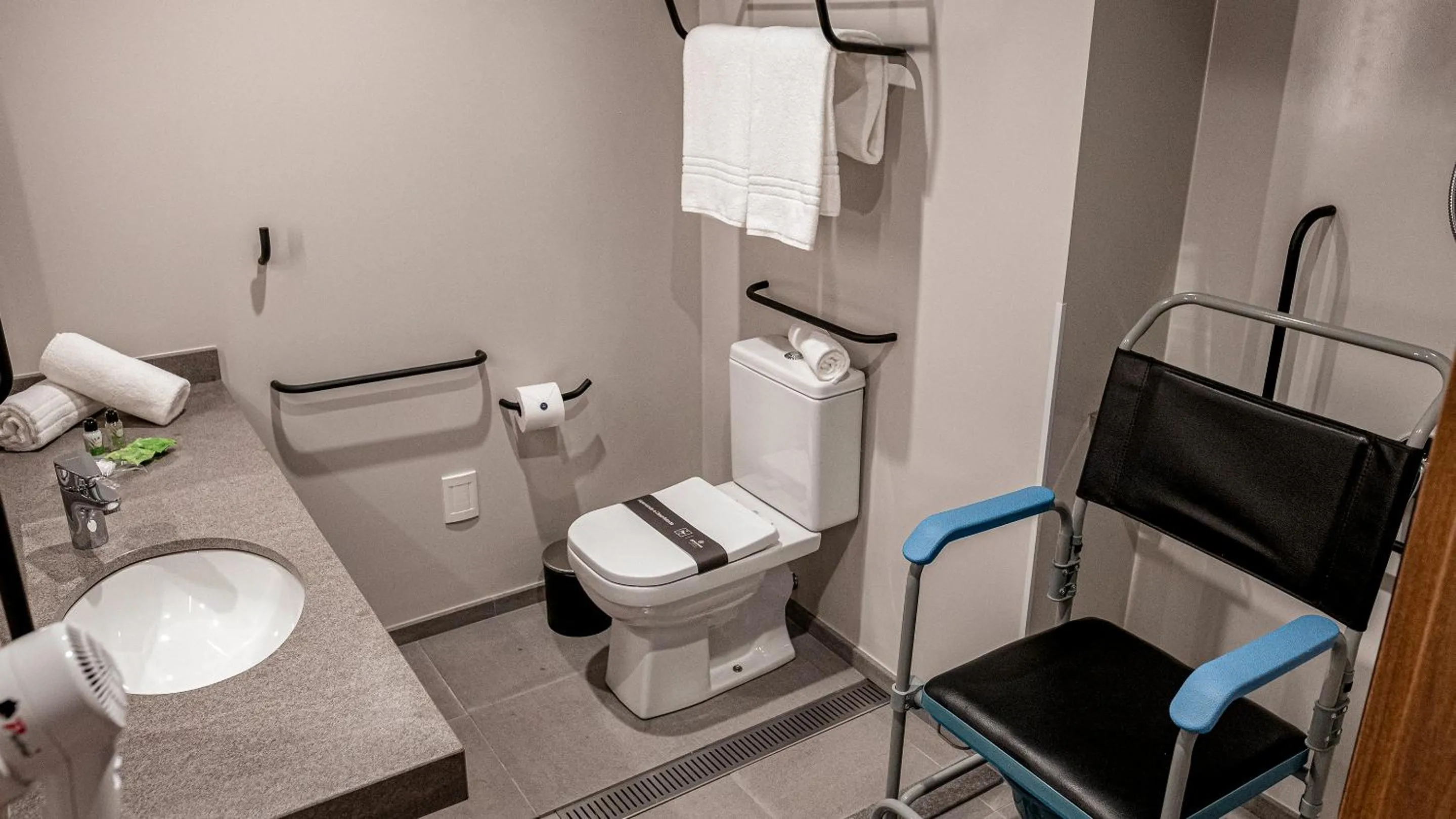 Toilet in Plaza Hotel & Boulevard Convention - Vale dos Vinhedos