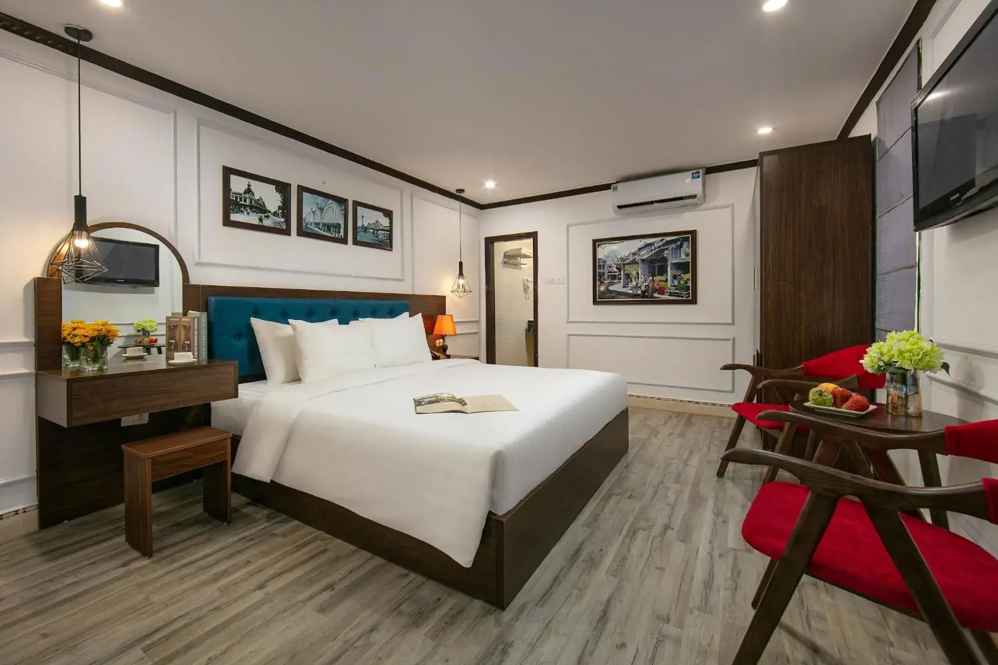 Deluxe King Room in Silk Hanoi Moment Hotel & Spa - Hanoi Old Quarter Deluxe King Room in Silk Hanoi Moment Hotel & Spa - Hanoi Old Quarter