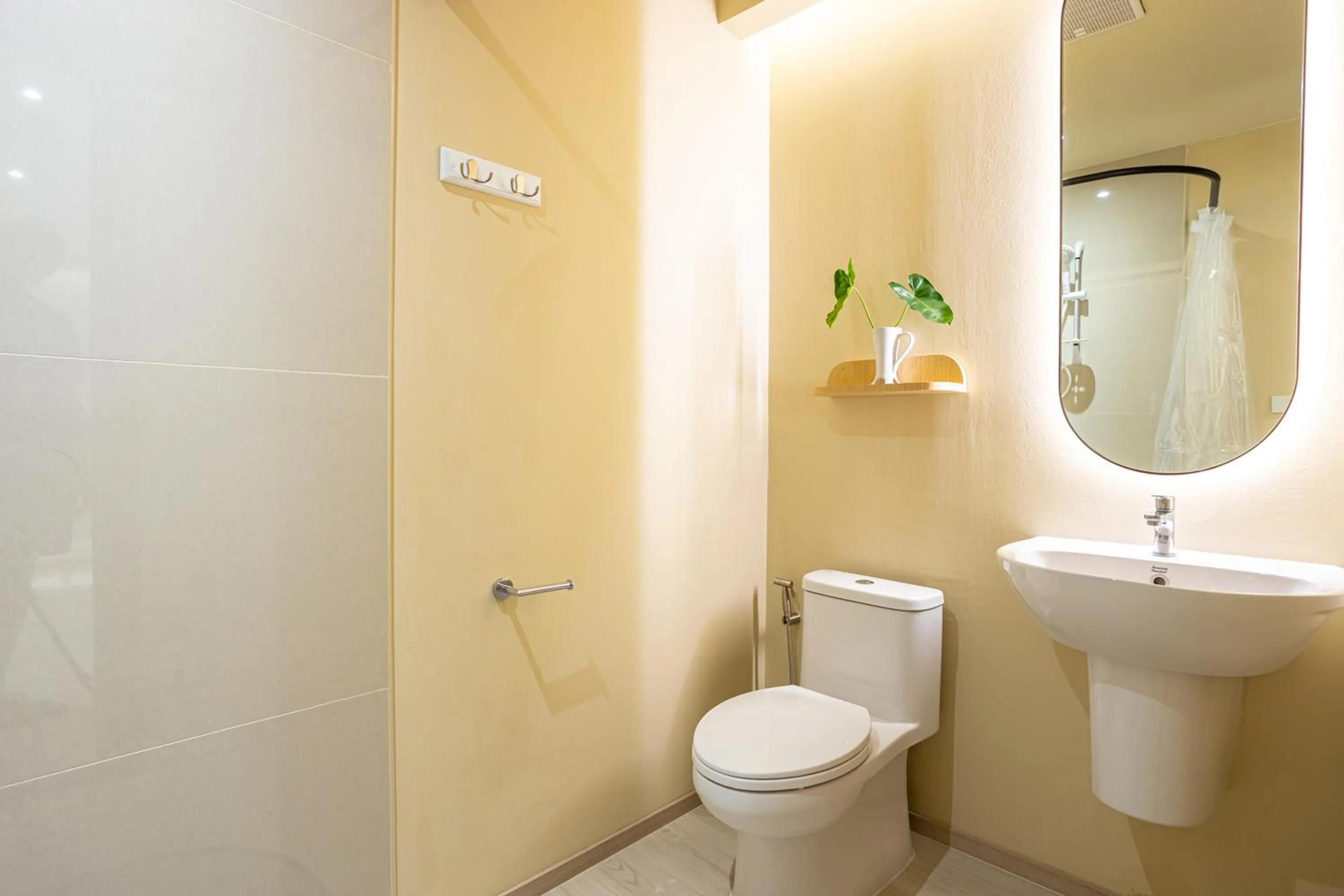 Shower in L MINITEL at Night Bazaar Chiangmai