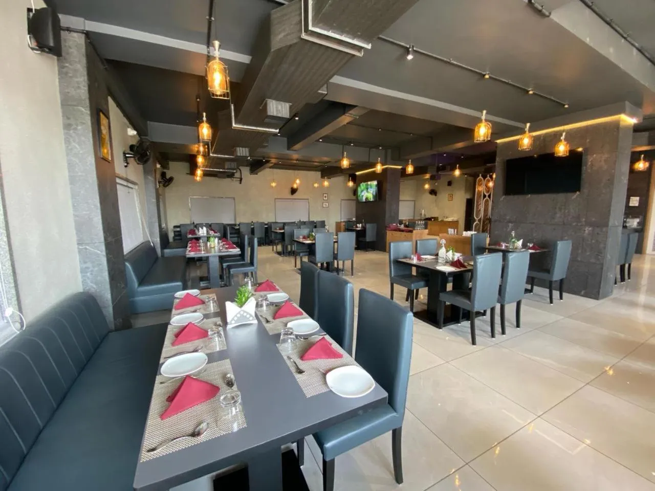 Restaurant/places to eat in Lords Eco Inn Navsari