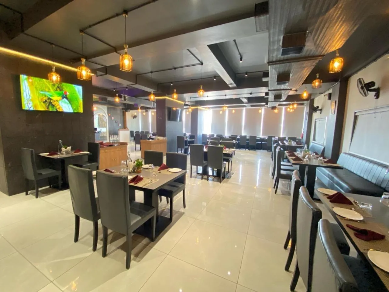 Restaurant/places to eat in Lords Eco Inn Navsari