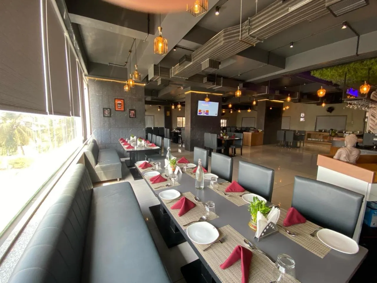 Restaurant/places to eat in Lords Eco Inn Navsari