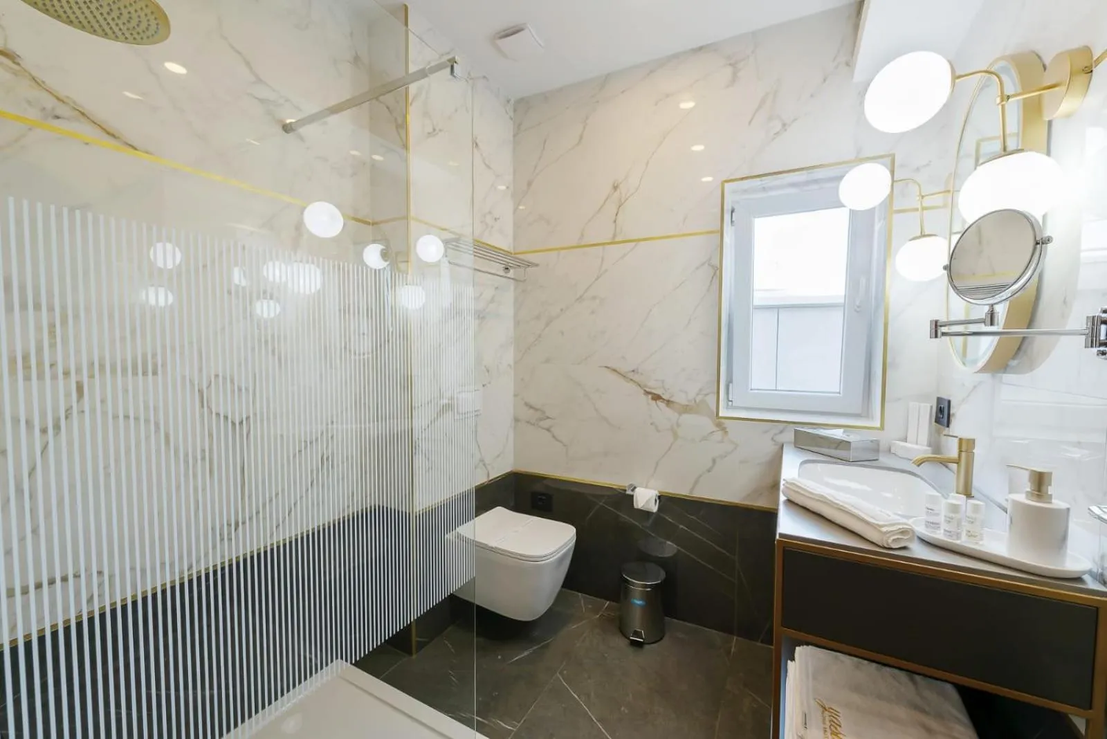 Shower in Yasu Luxury Rooms