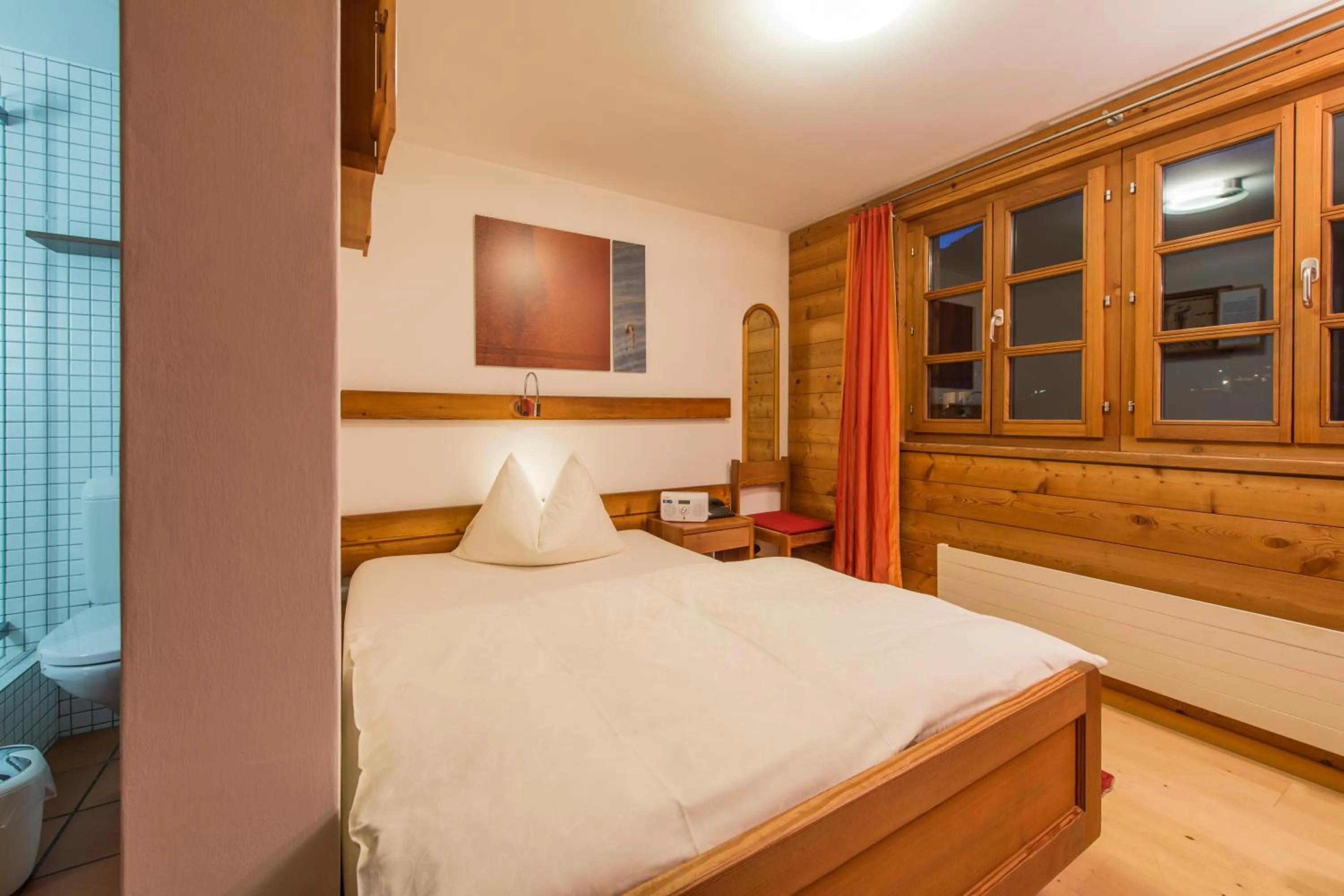 Bathroom, Bed in Hotel Glocke