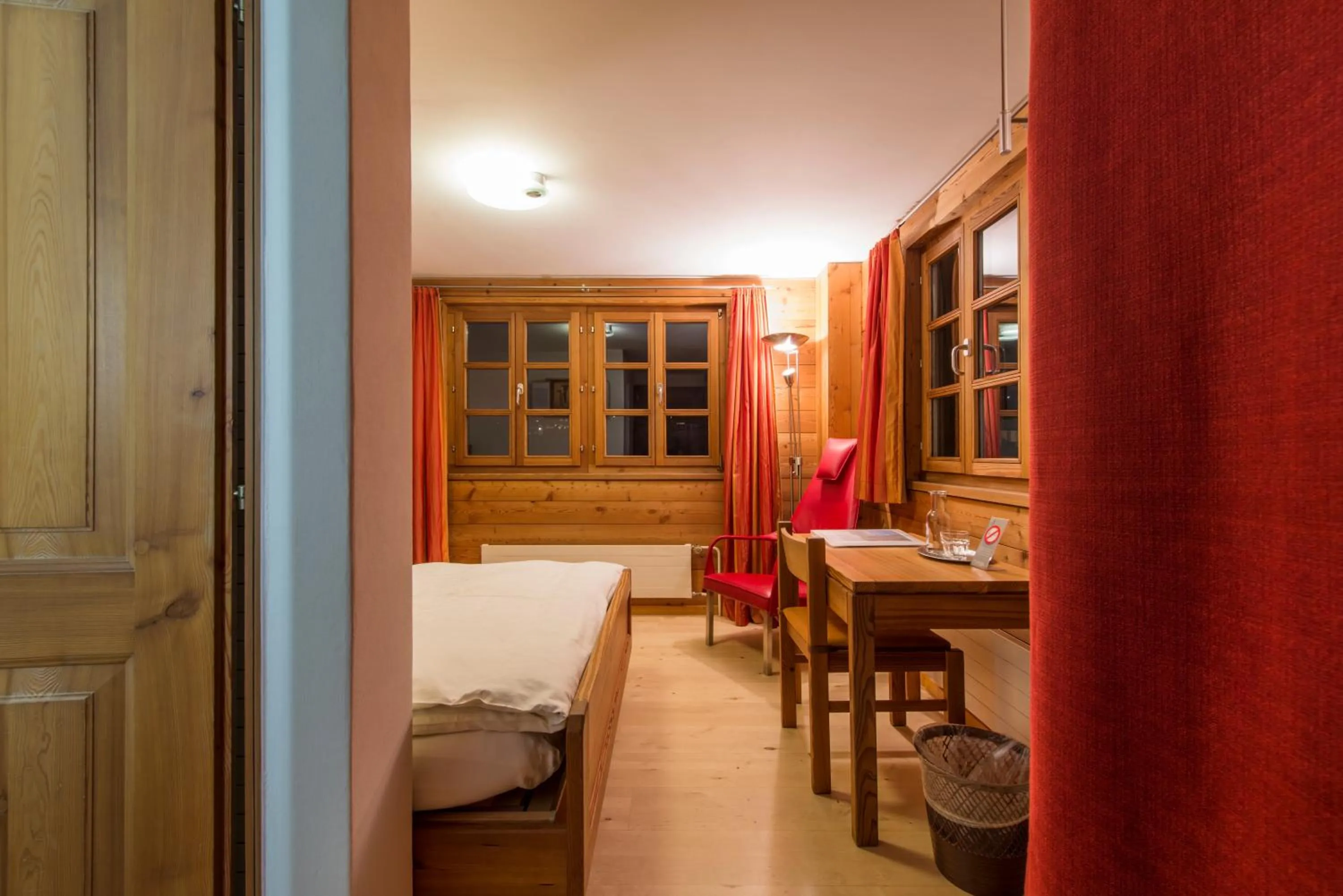 Seating area, Bed in Hotel Glocke
