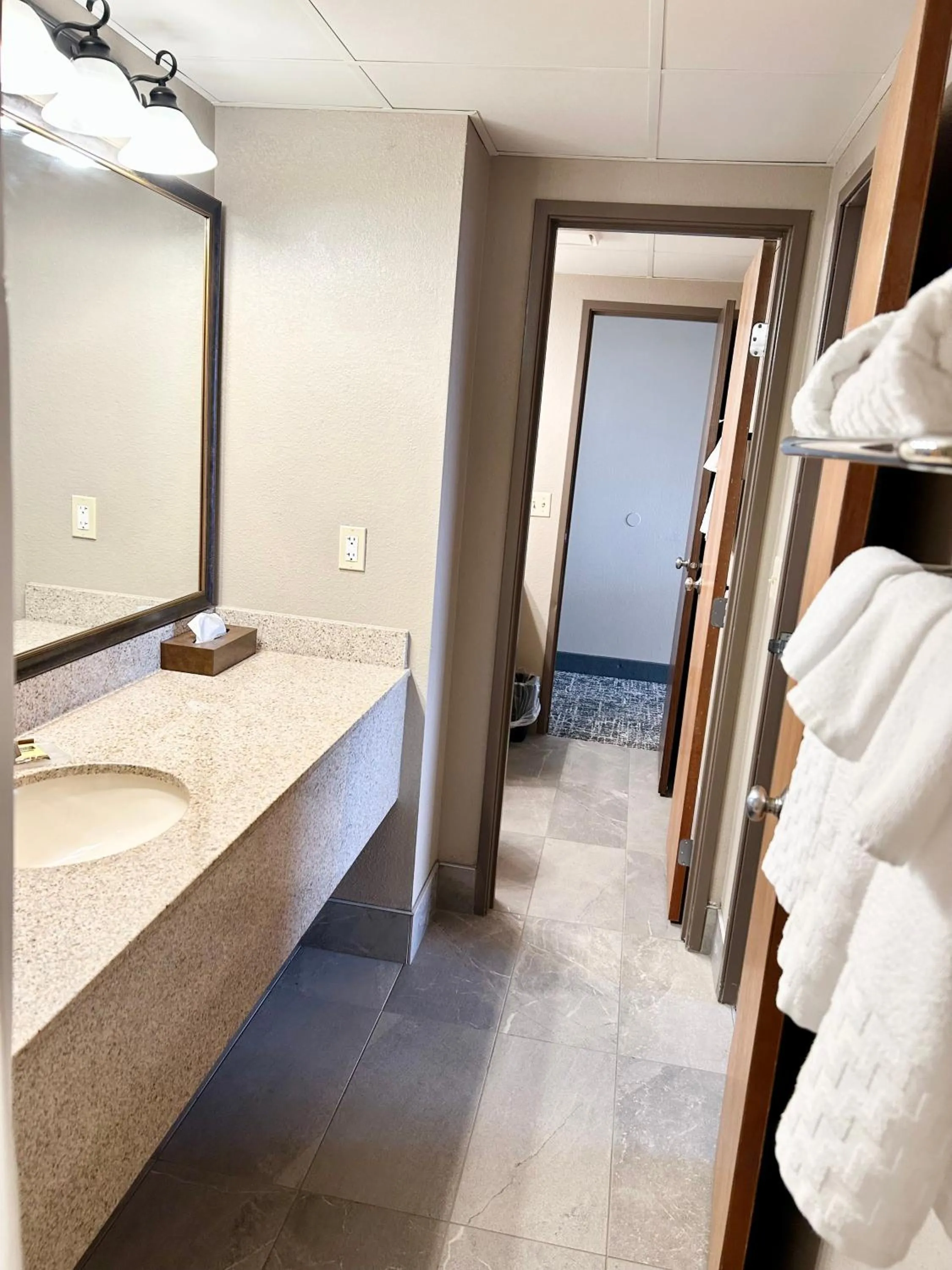 Toilet, Bed in Best Western Plus Kelly Inn