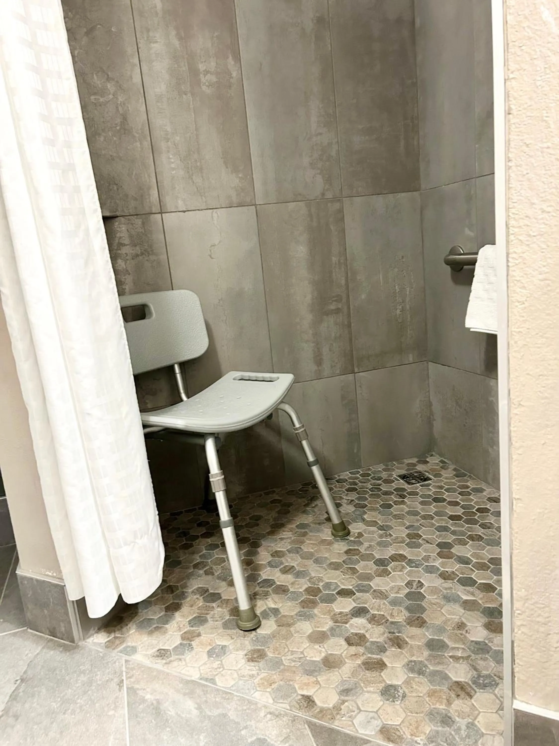 Shower in Best Western Plus Kelly Inn