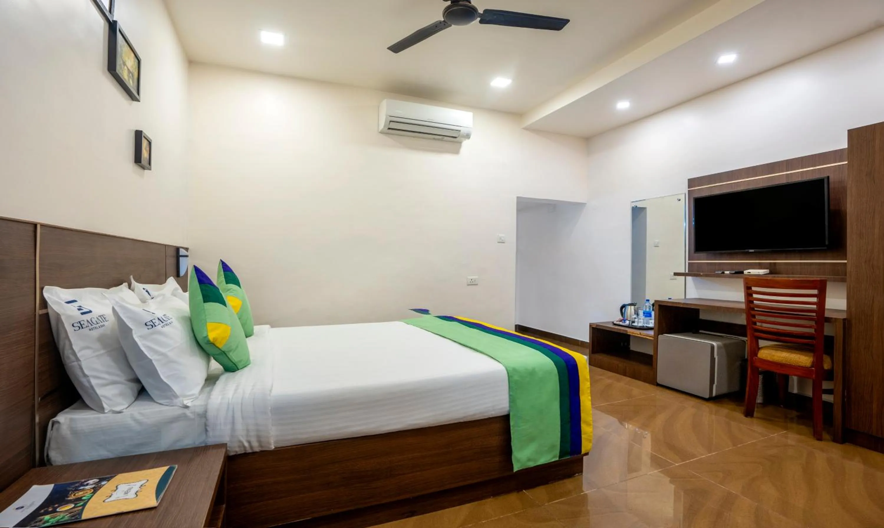 Bedroom, Bed in Treebo Seagate