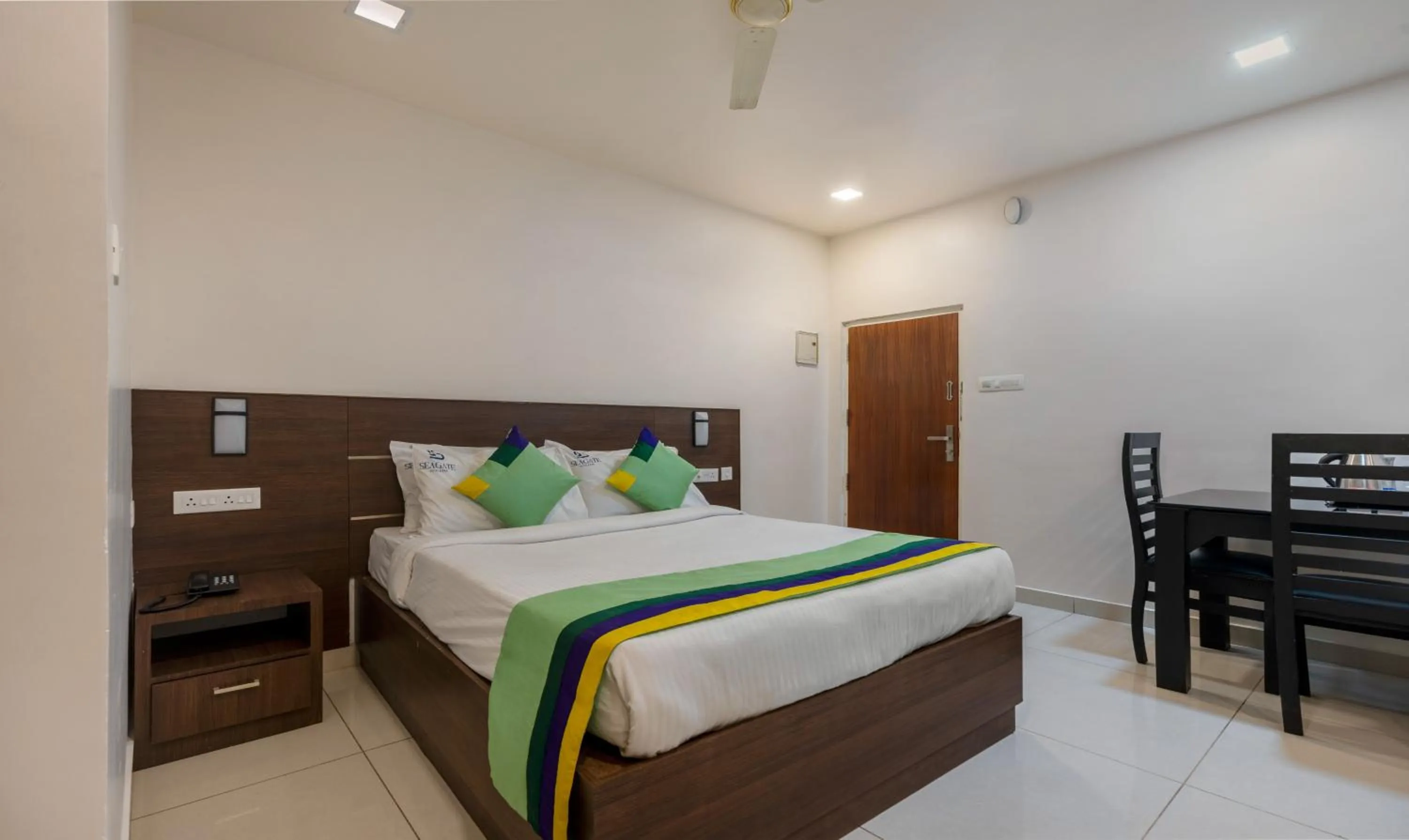 Bedroom, Bed in Treebo Seagate