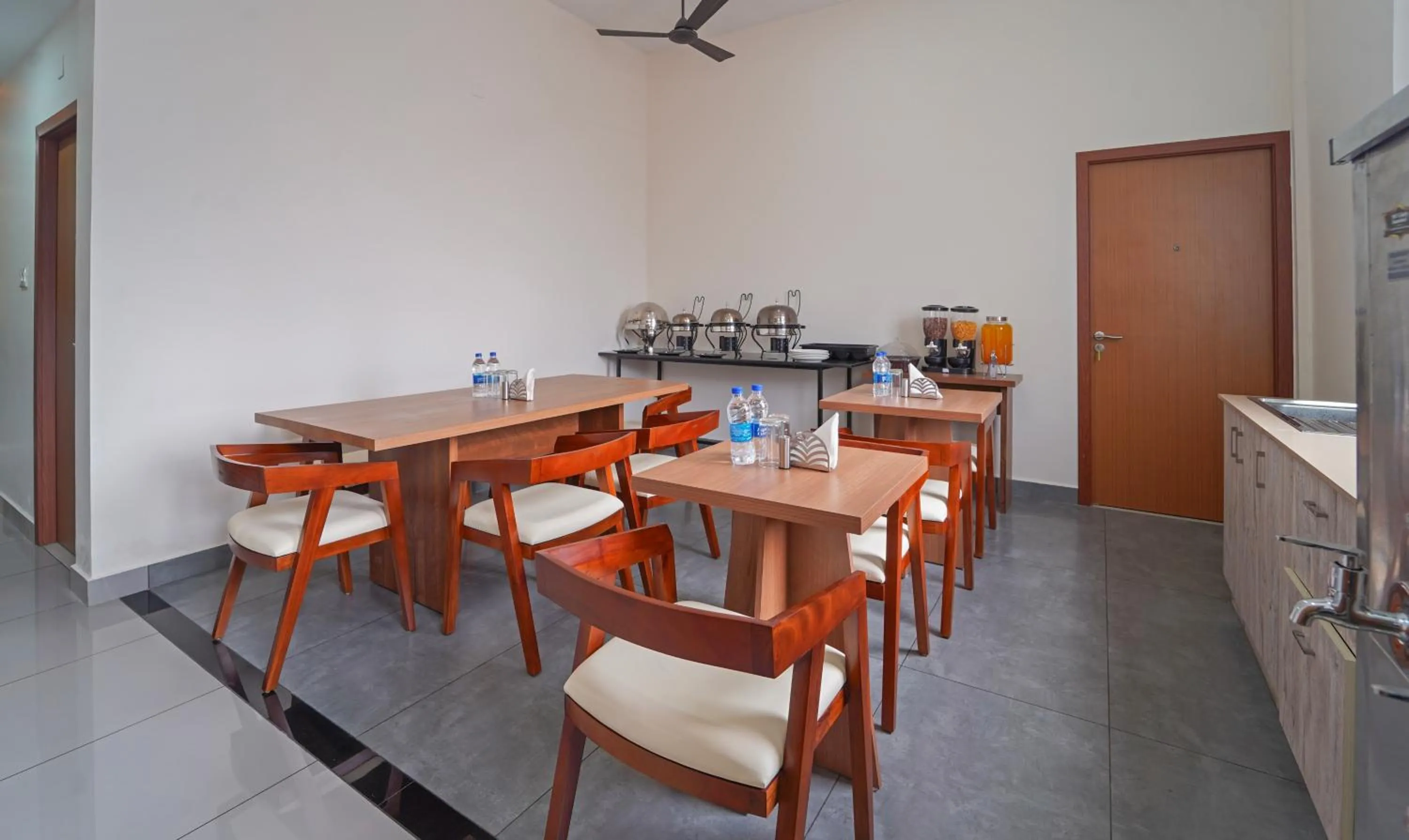 Dining area in Itsy Hotels Avani Stays, Vyttila, Kochi