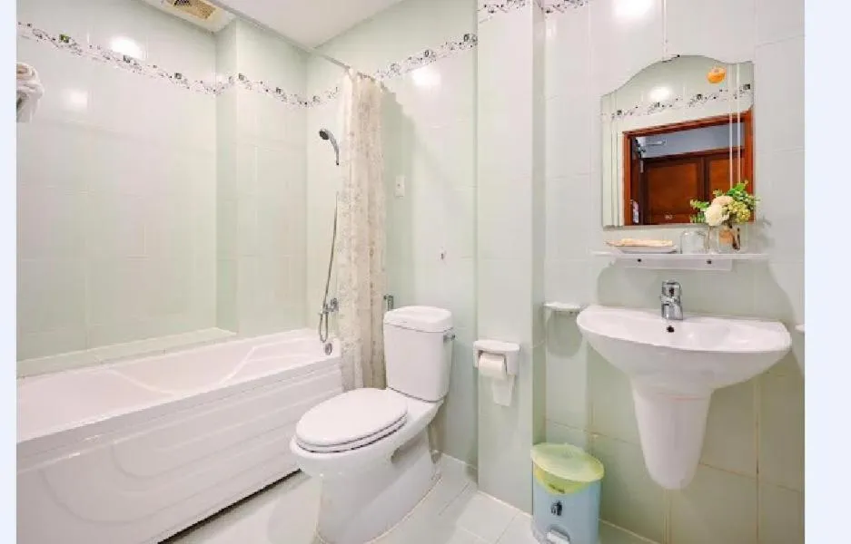 Toilet in New Sunny 1 Hotel Q7 by BAY LUXURY