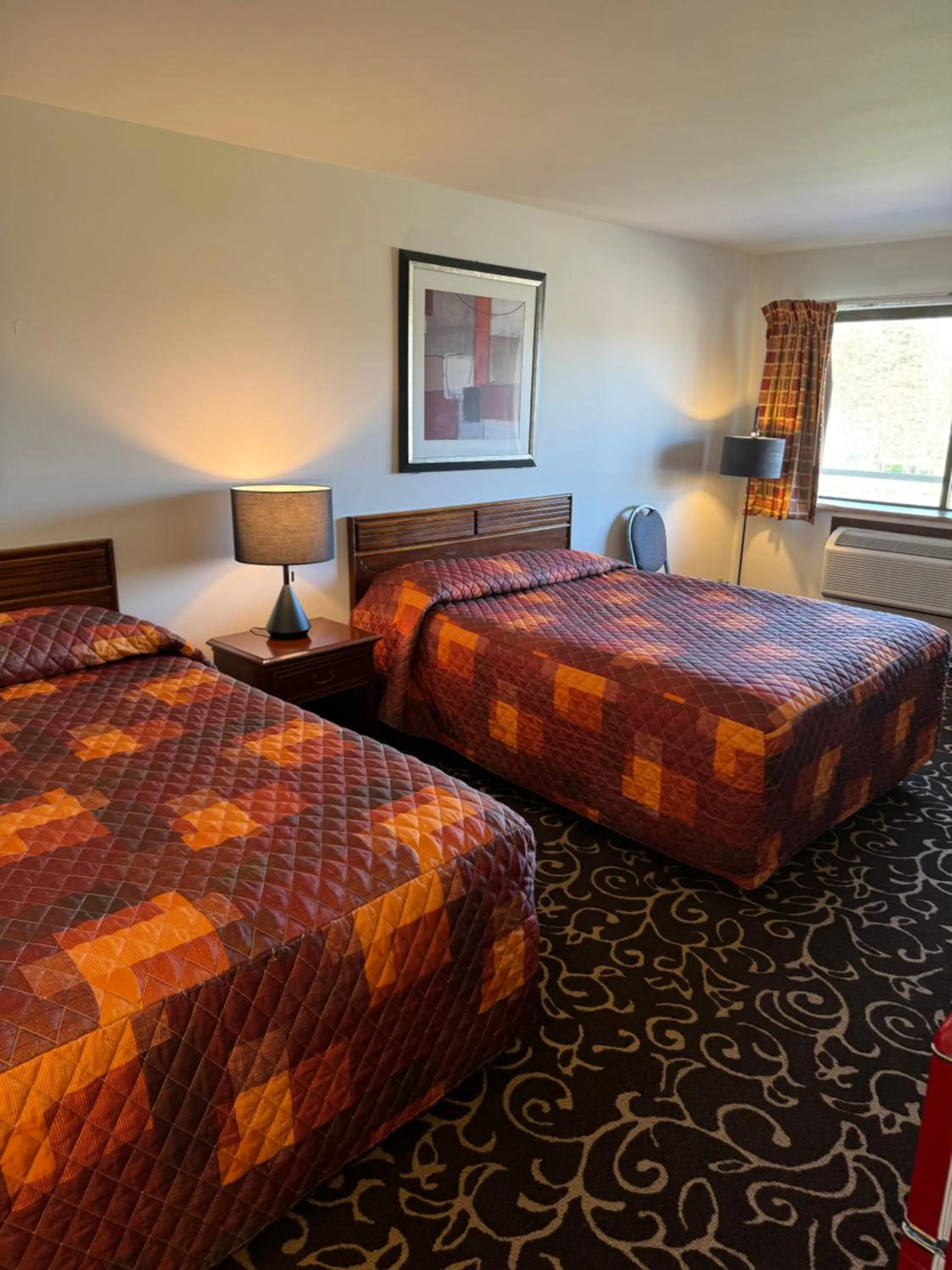 Photo of the whole room, Bed in Malibu Inn