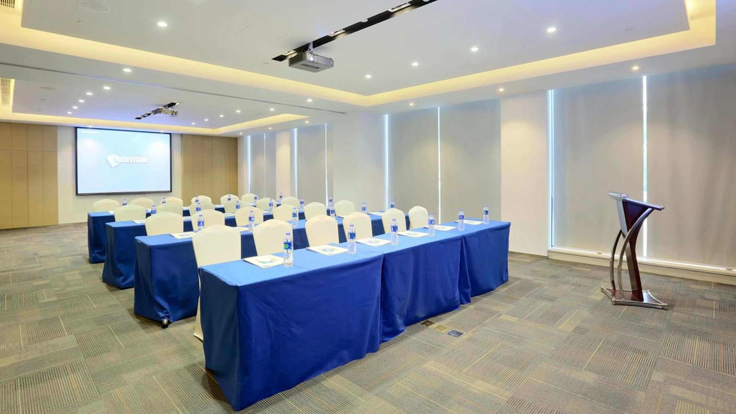 Meeting/conference room in Holiday Inn Express Shanghai Gongkang by IHG