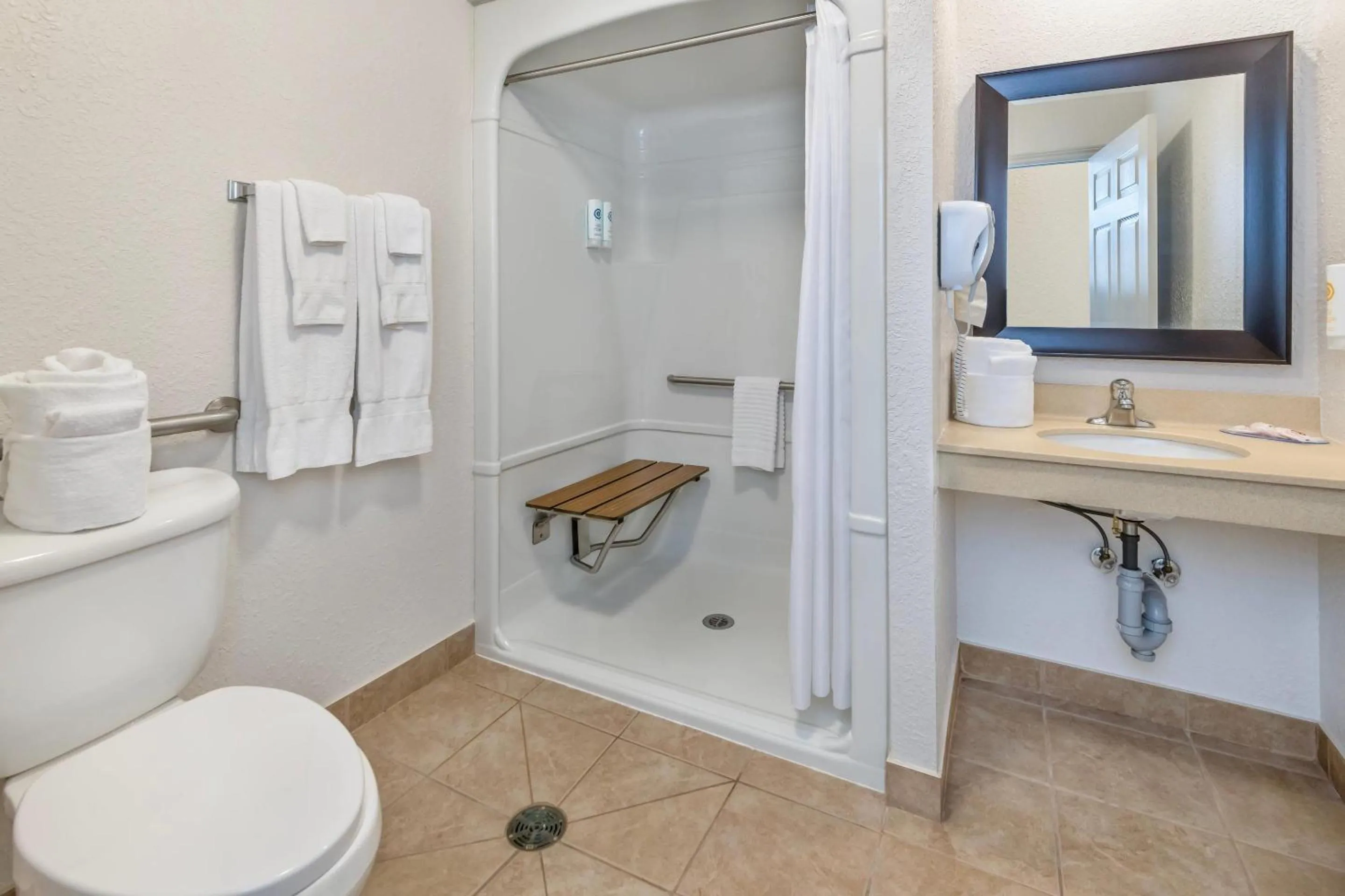 Bedroom in Comfort Inn & Suites Thousand Islands Harbour District