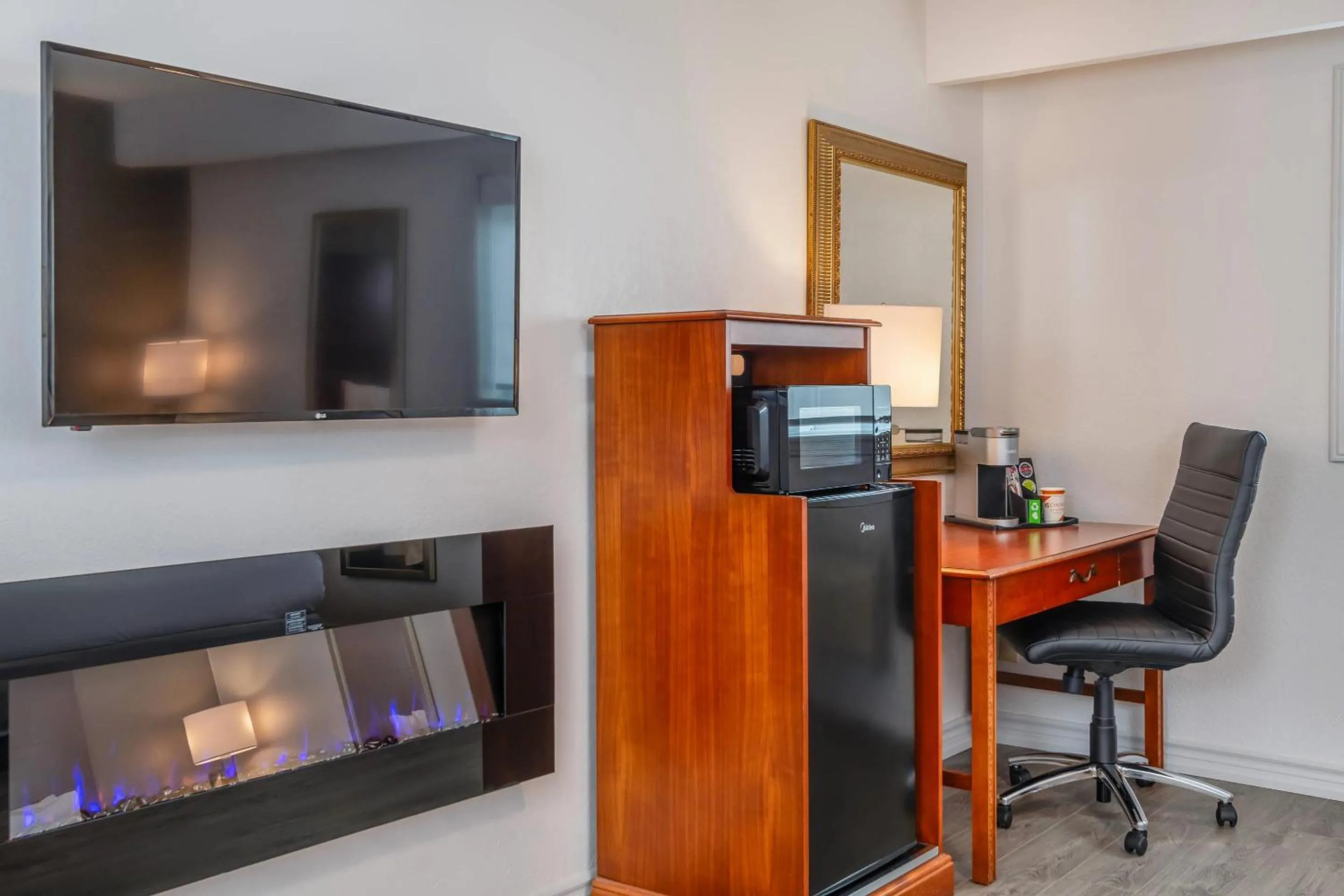 Bedroom in Comfort Inn & Suites Thousand Islands Harbour District