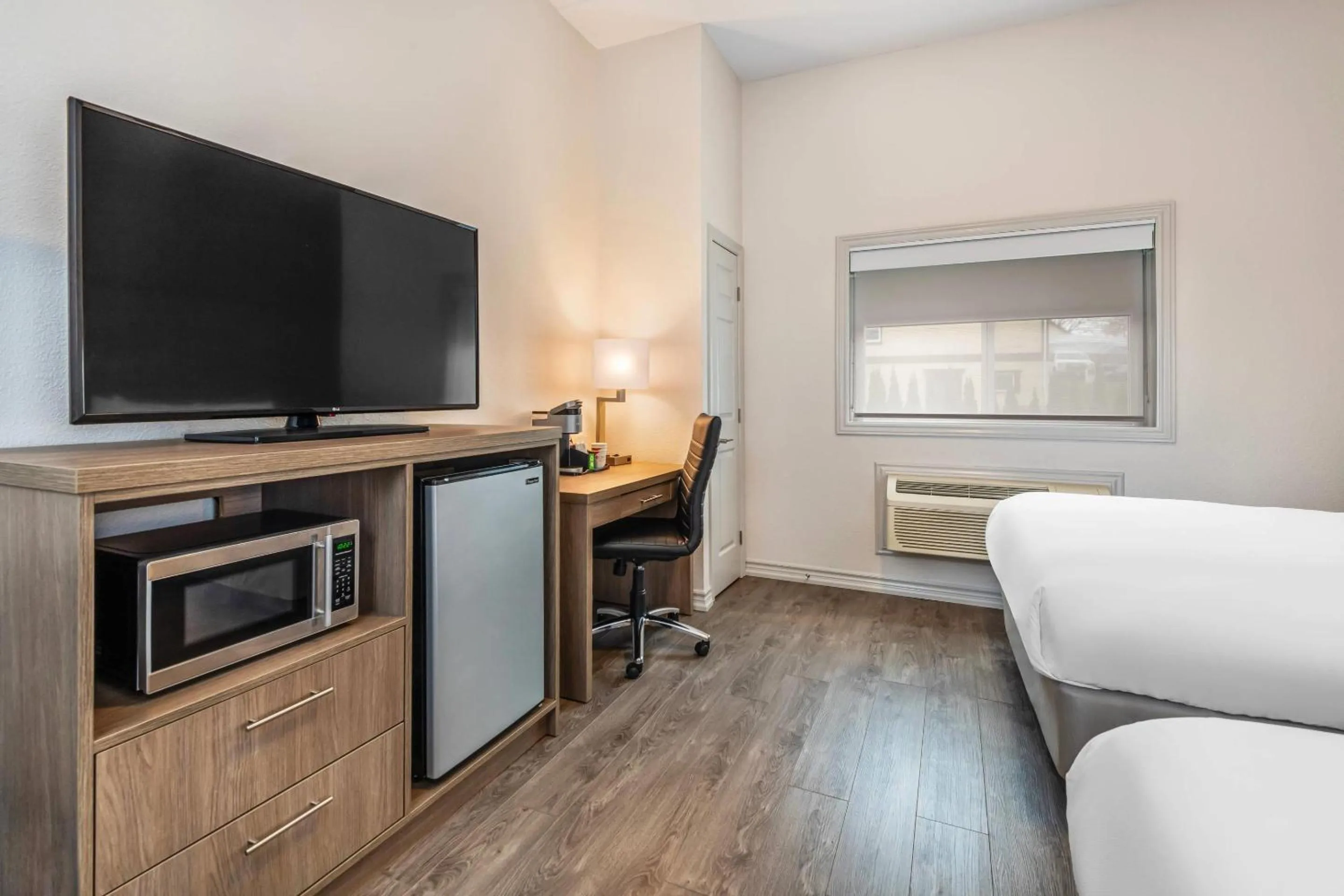 Bedroom in Comfort Inn & Suites Thousand Islands Harbour District