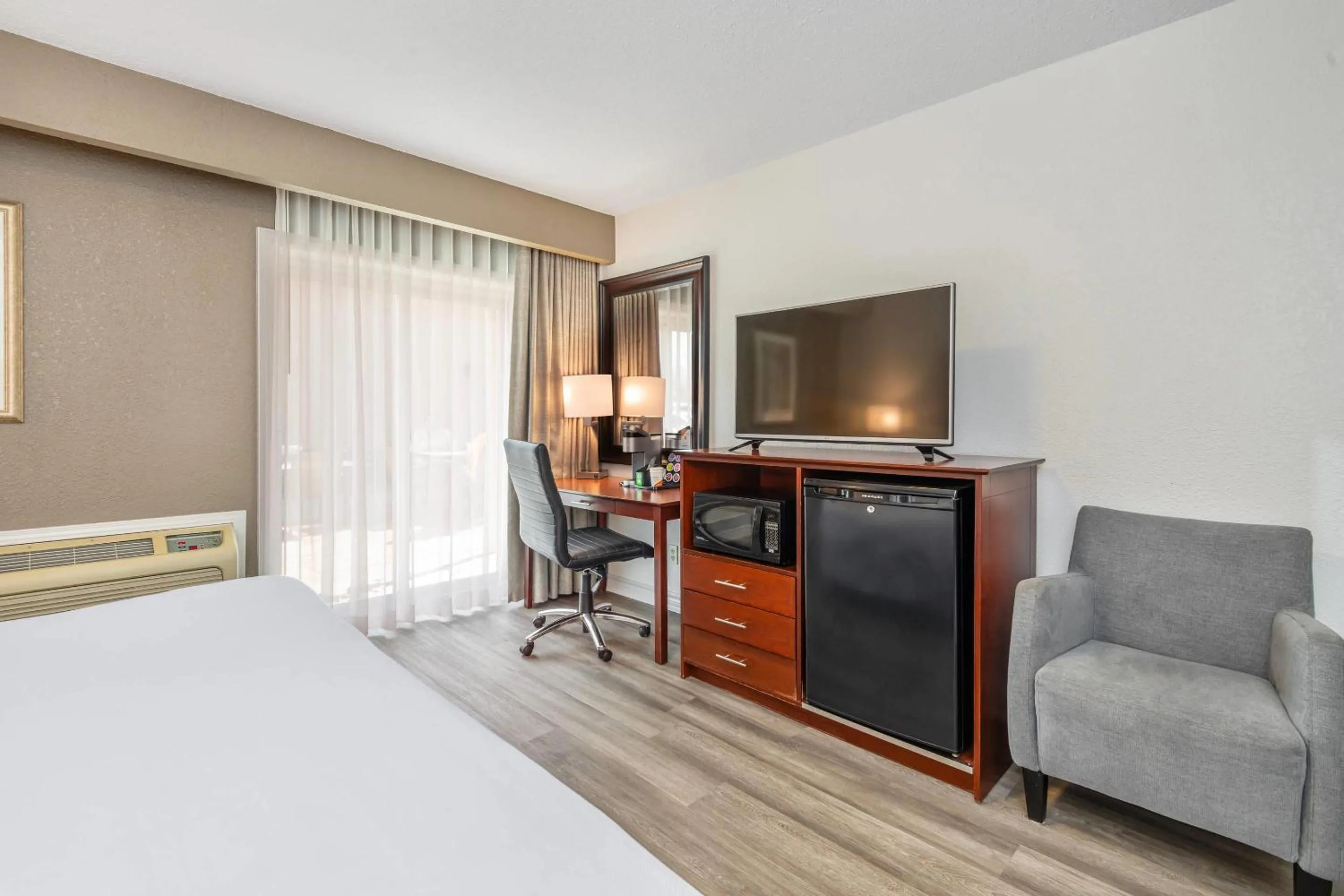 Bedroom, Bed in Comfort Inn & Suites Thousand Islands Harbour District