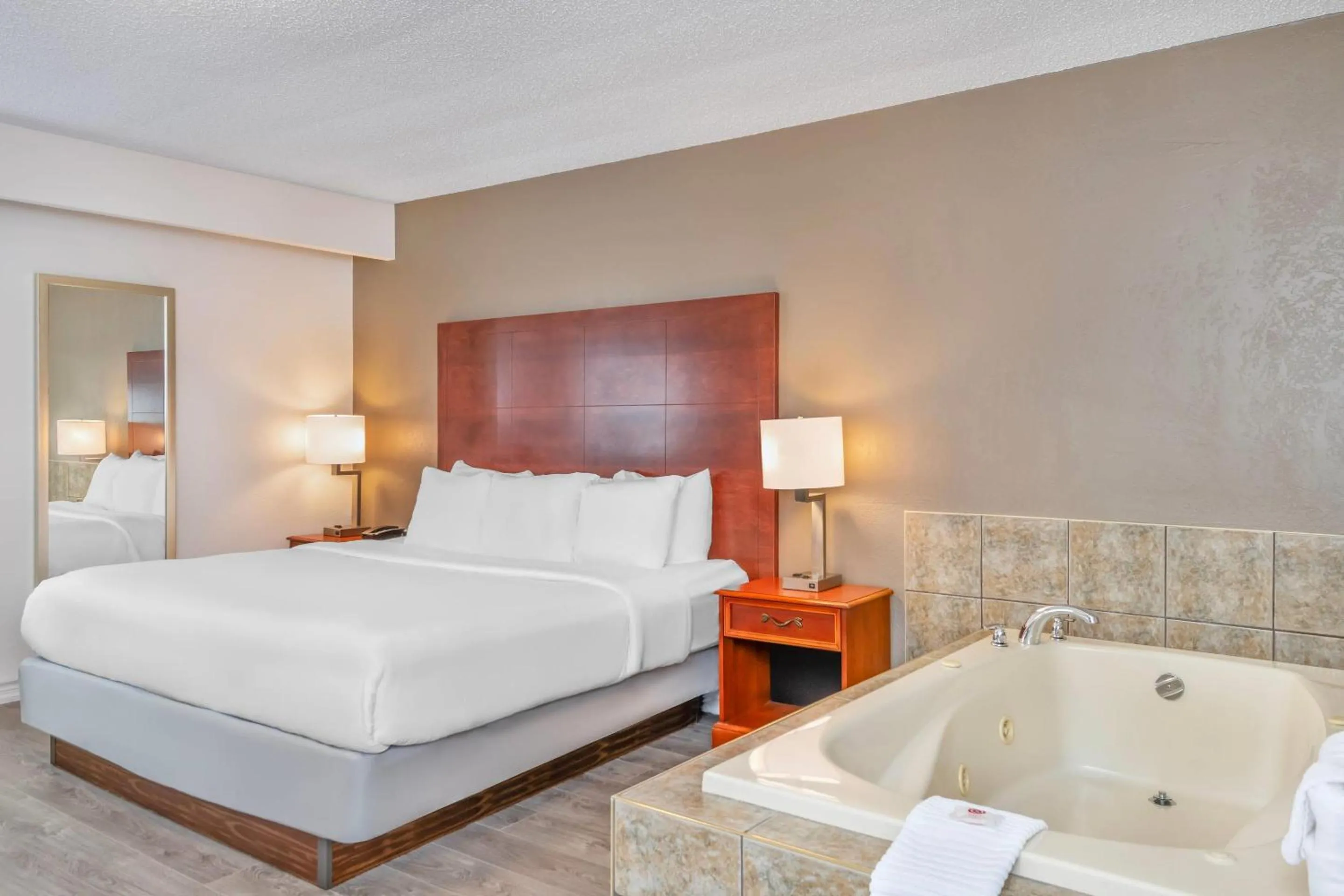 Bedroom, Bed in Comfort Inn & Suites Thousand Islands Harbour District