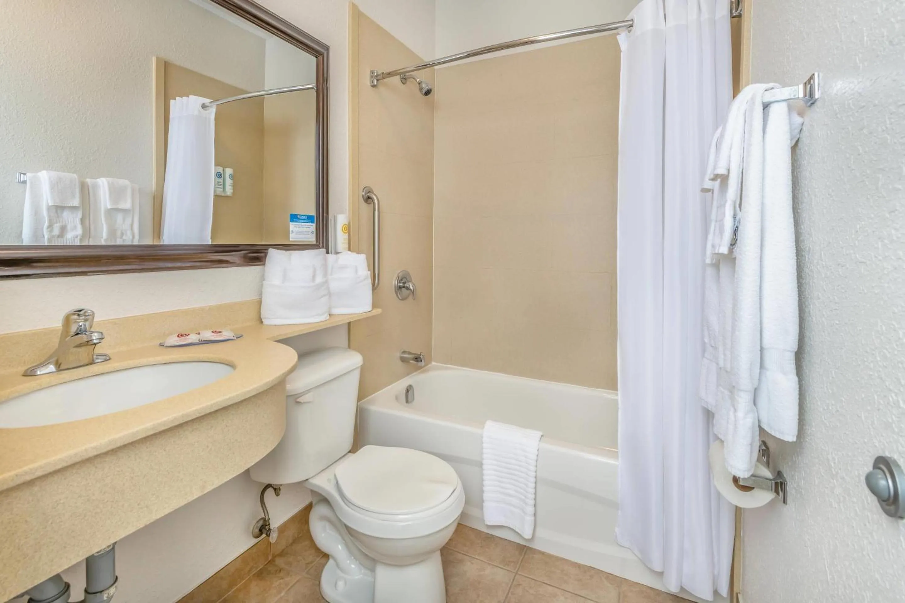 Bedroom in Comfort Inn & Suites Thousand Islands Harbour District