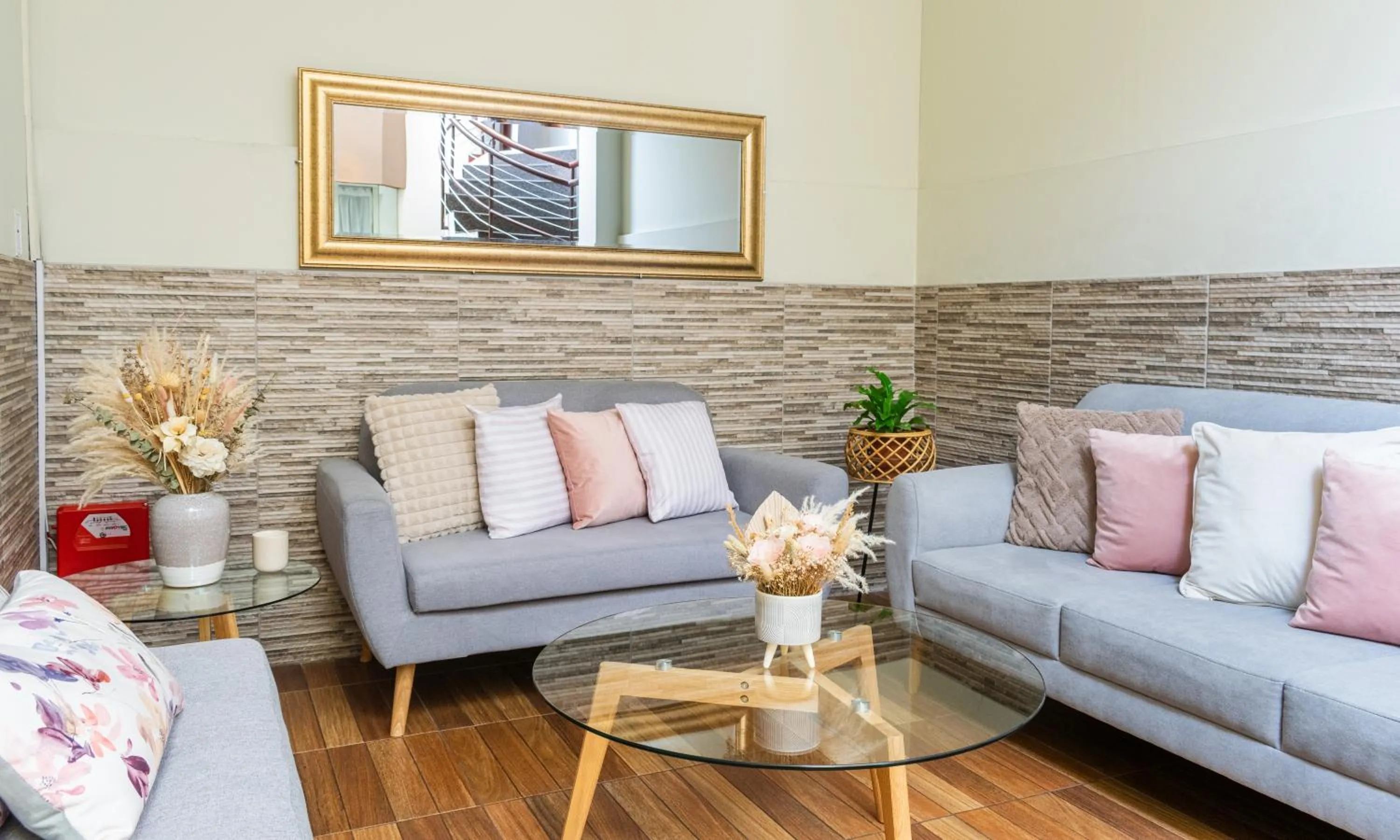 Communal lounge/ TV room in El puente Hotel Boutique