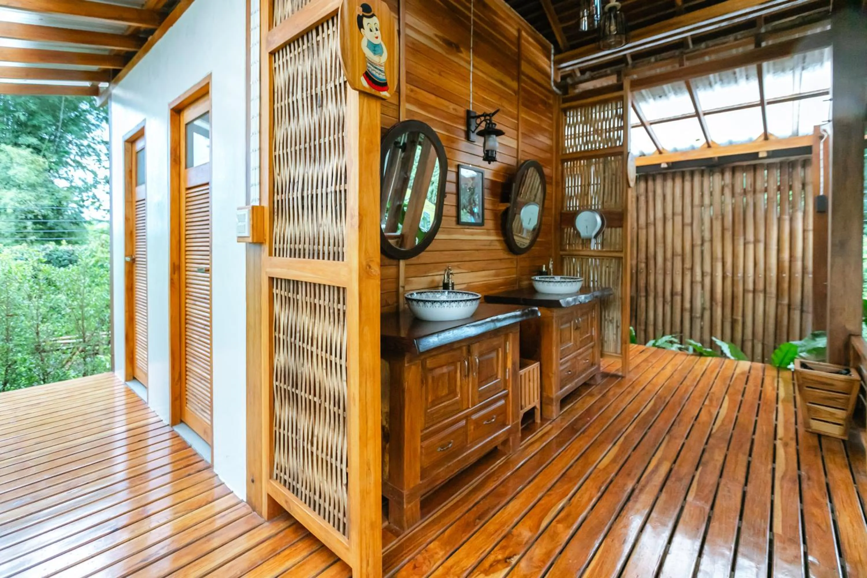 Restaurant/places to eat in Saksila Resort