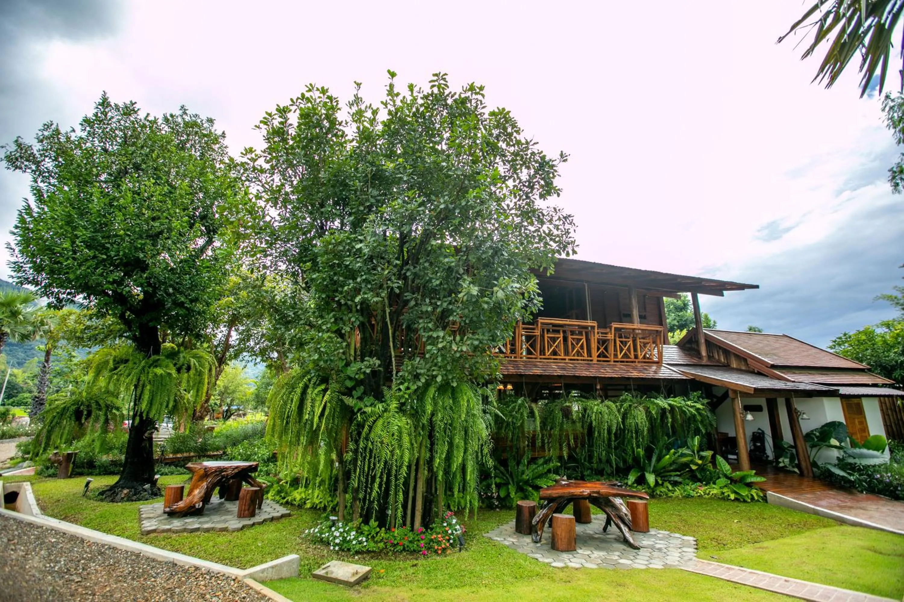 Restaurant/places to eat in Saksila Resort
