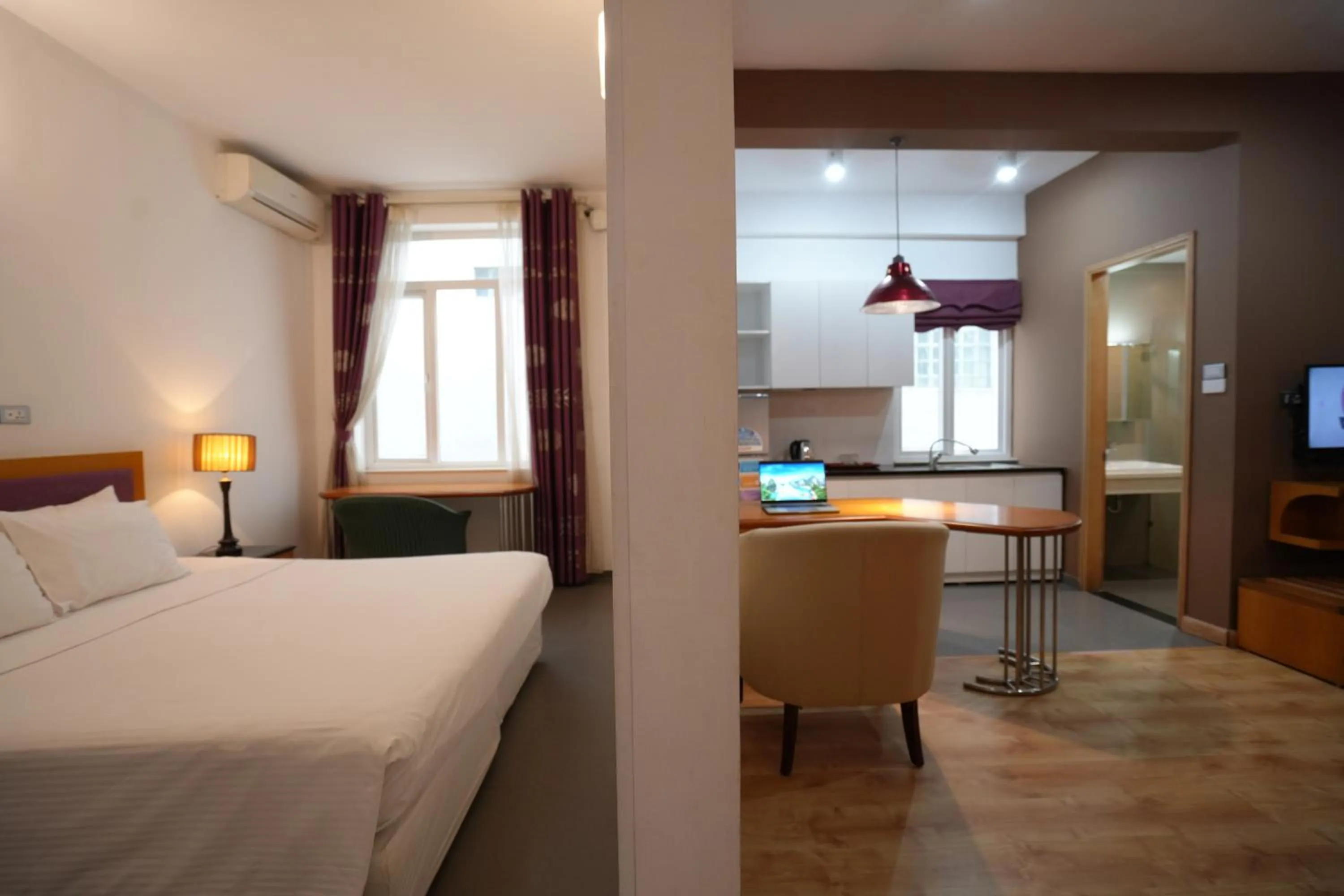 Bed in Golden Sunshine Villa Hotel and Travel