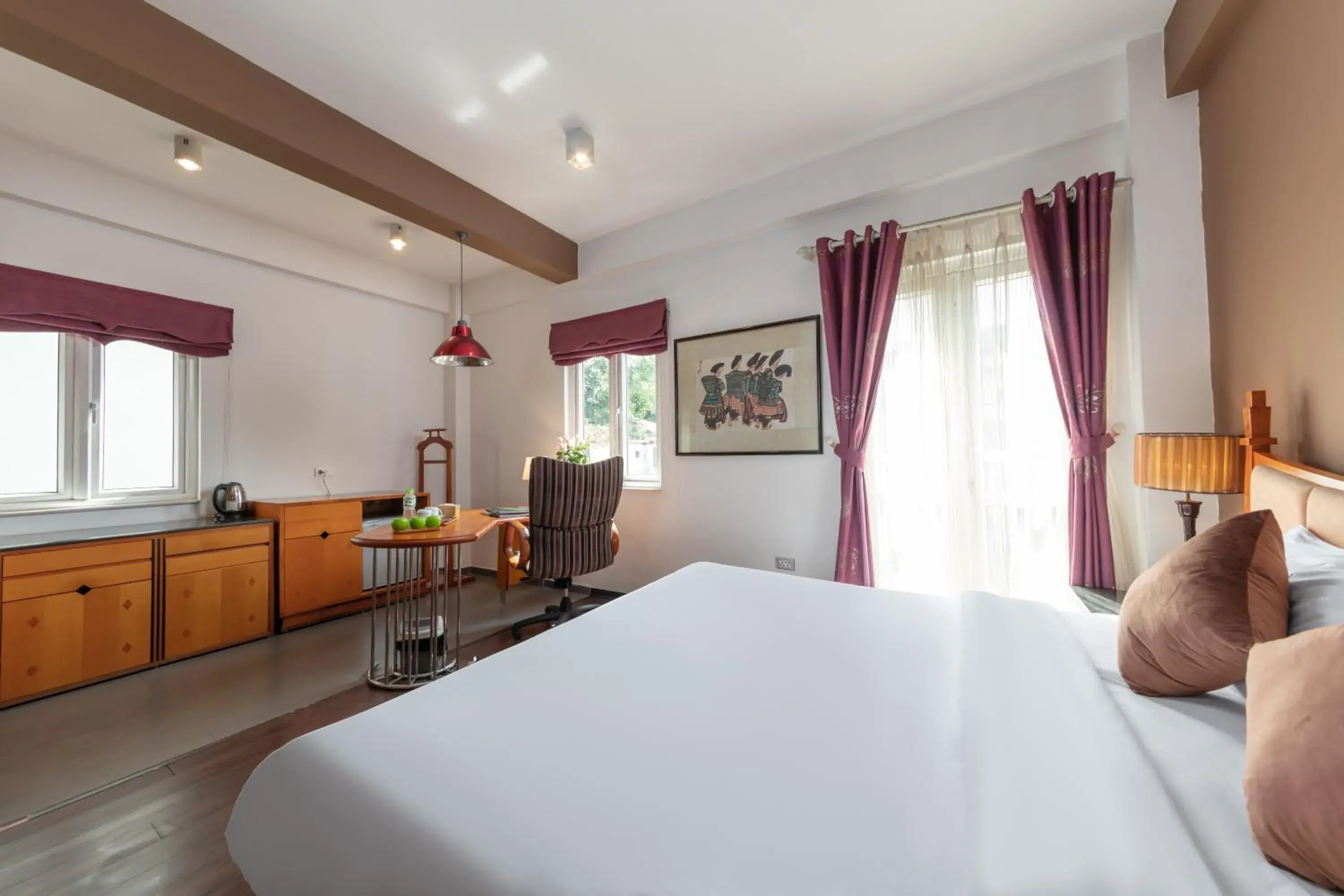 King Room with Balcony in Golden Sunshine Villa Hotel and Travel King Room with Balcony in Golden Sunshine Villa Hotel and Travel