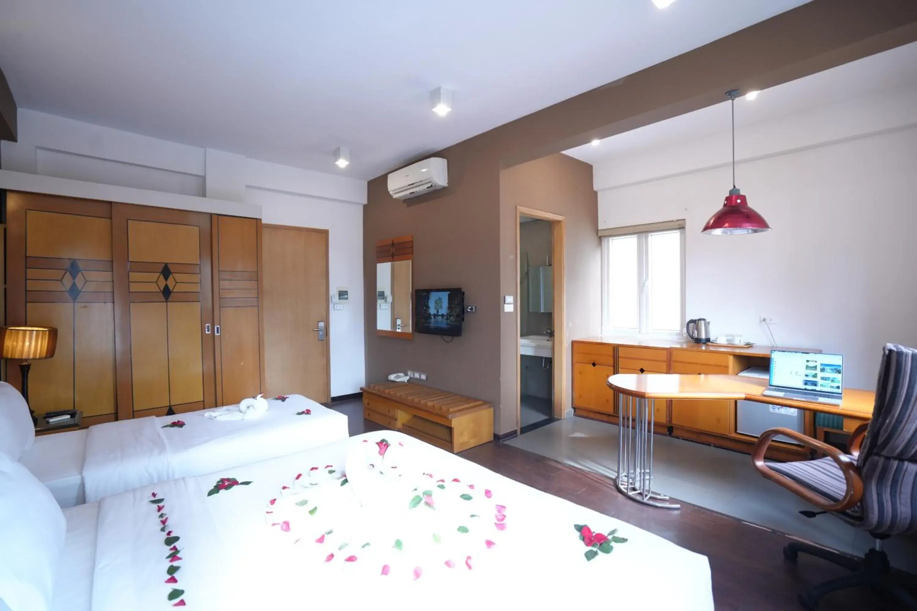 Twin Room with Balcony - single occupancy in Golden Sunshine Villa Hotel and Travel Twin Room with Balcony - single occupancy in Golden Sunshine Villa Hotel and Travel