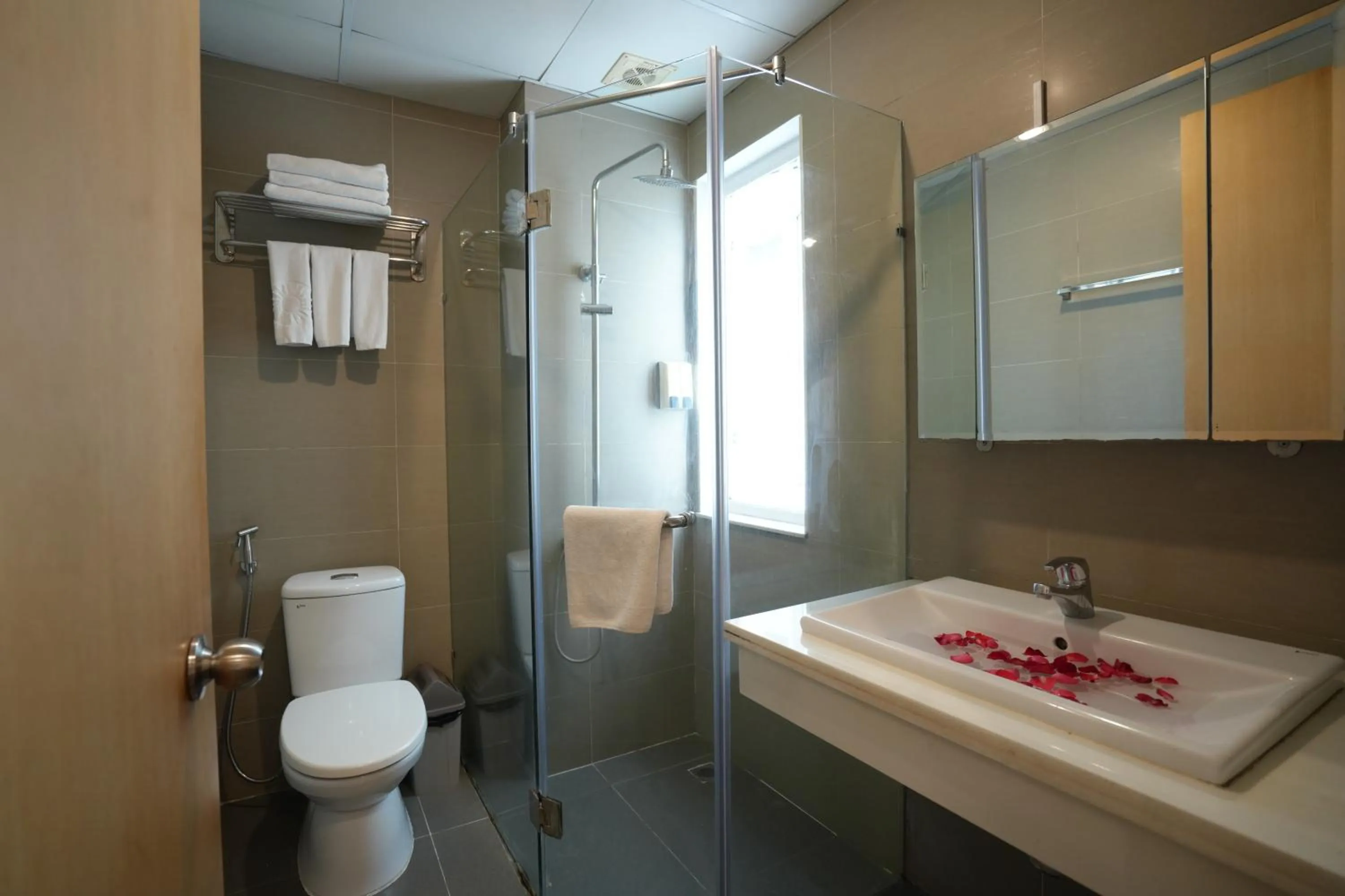 Shower in Golden Sunshine Villa Hotel and Travel