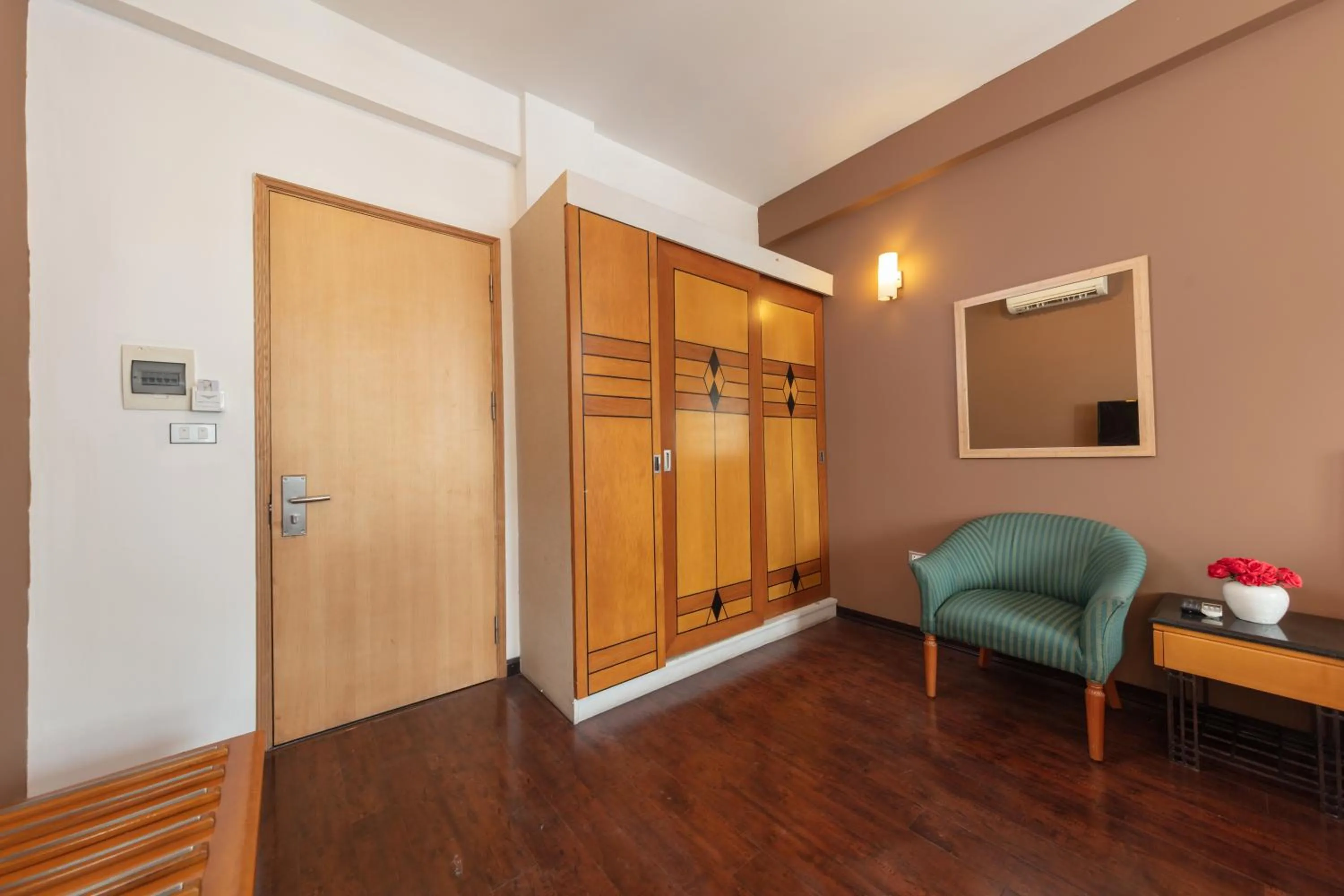 wardrobe in Golden Sunshine Villa Hotel and Travel