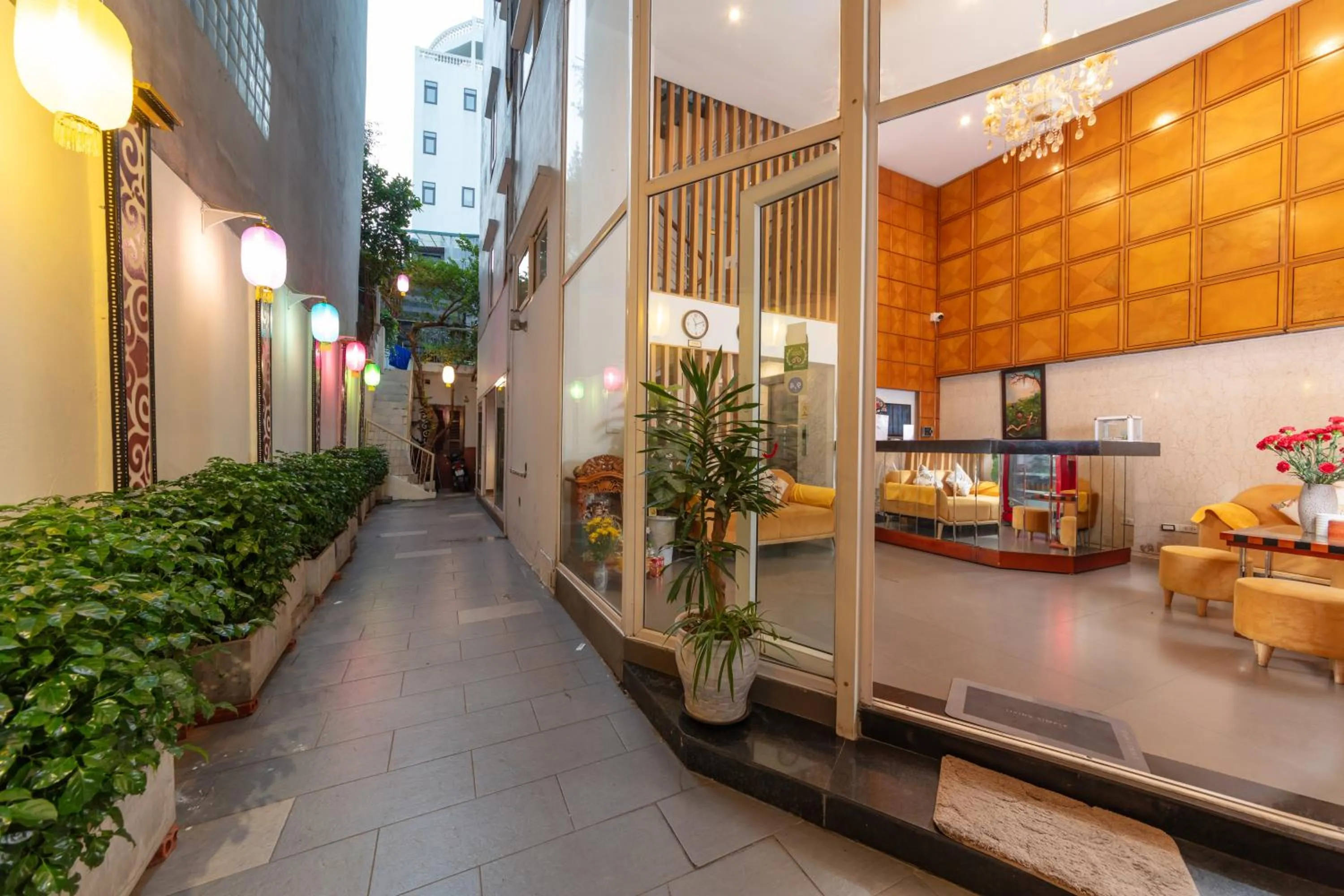 Garden in Golden Sunshine Villa Hotel and Travel