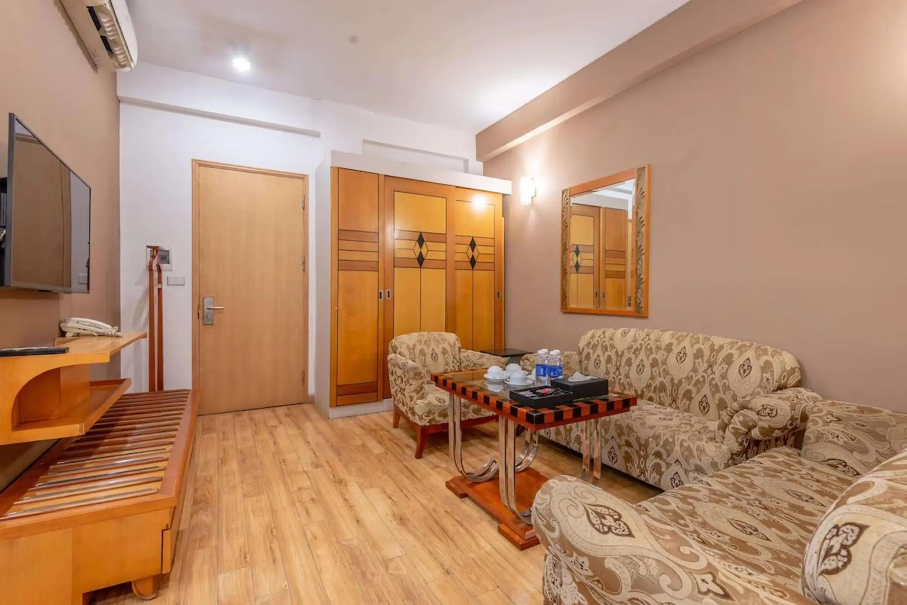 Family Suite in Golden Sunshine Villa Hotel and Travel Family Suite in Golden Sunshine Villa Hotel and Travel