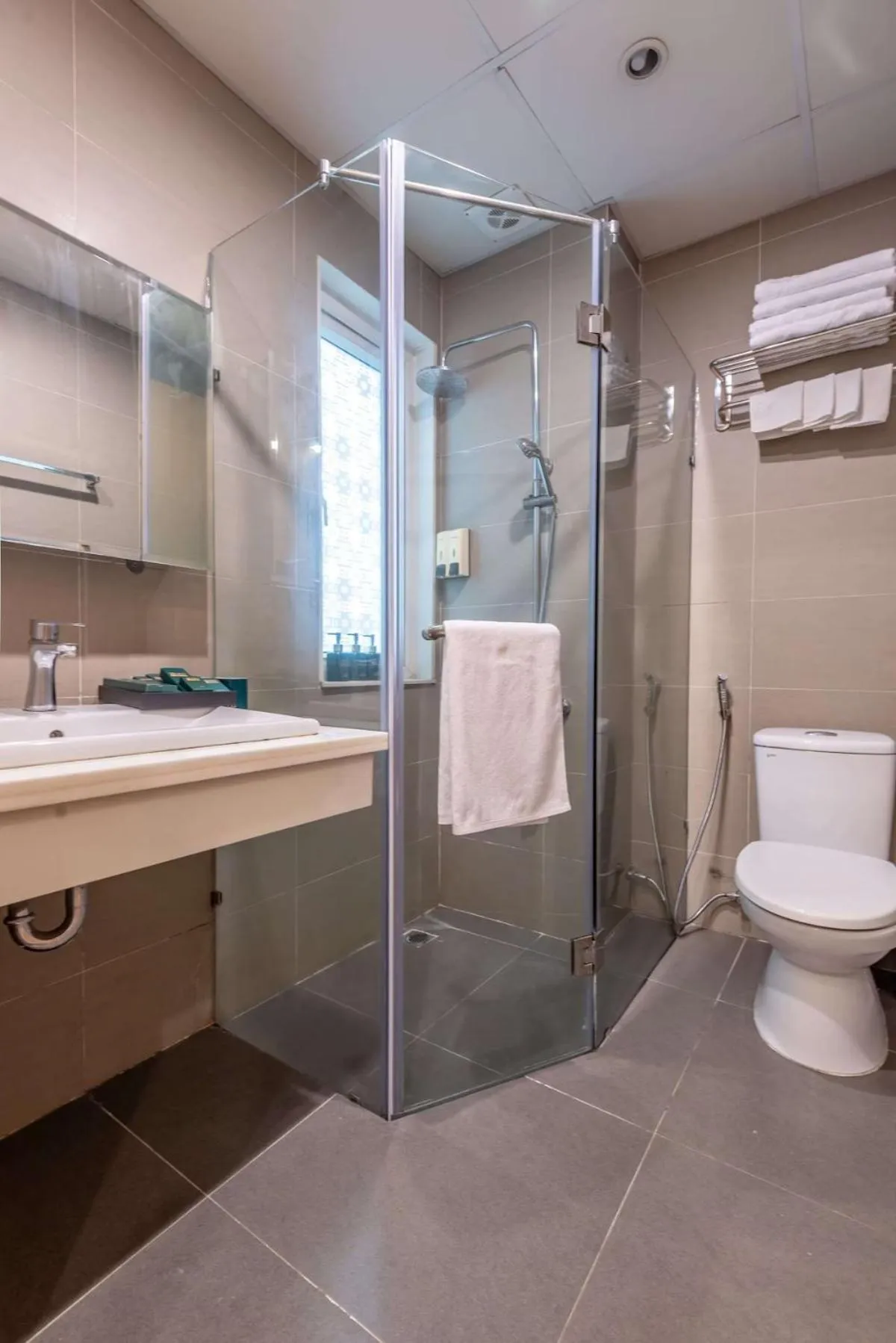 Shower in Golden Sunshine Villa Hotel and Travel