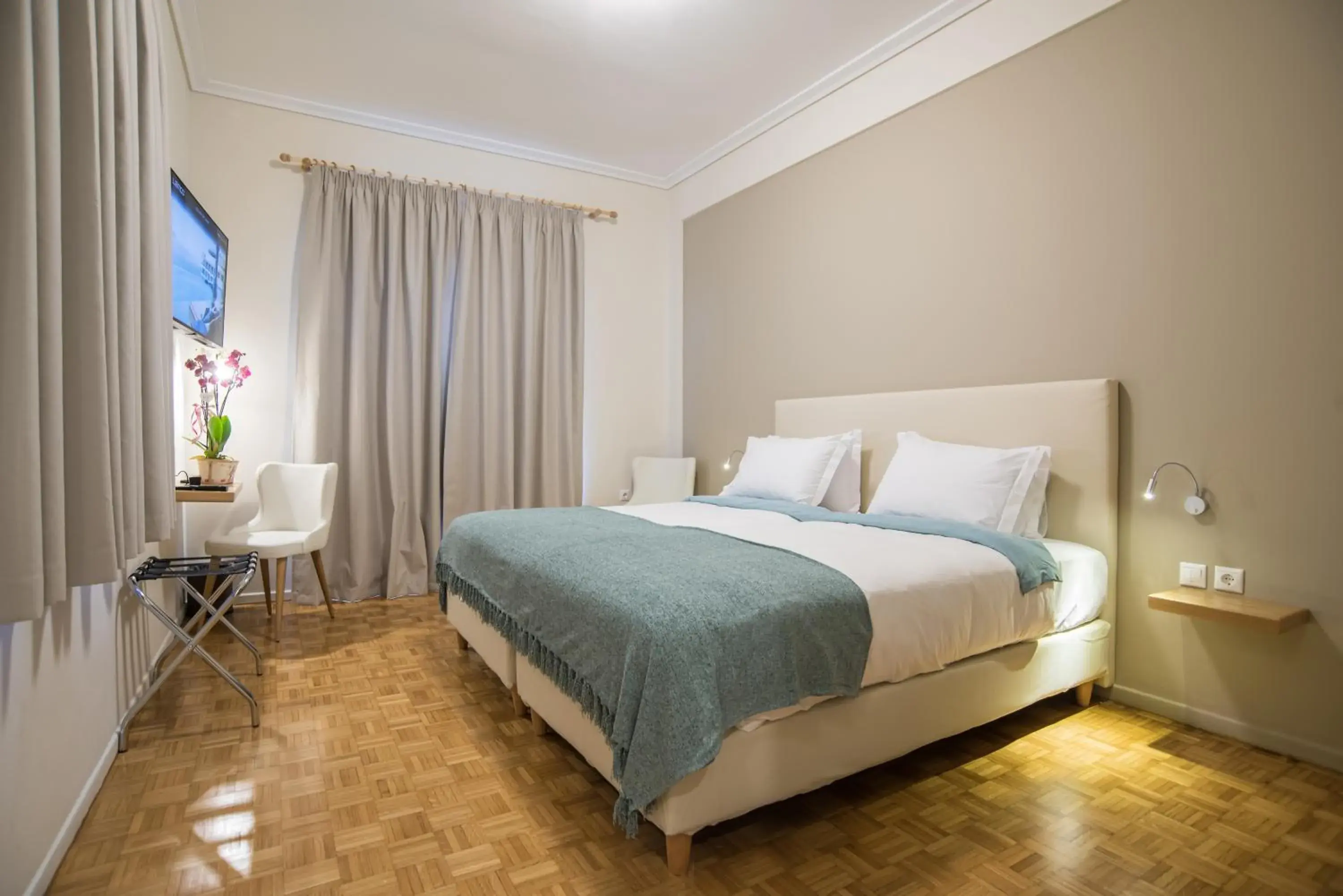 Quadruple Room with Balcony in V Hotel Delphi Quadruple Room with Balcony in V Hotel Delphi