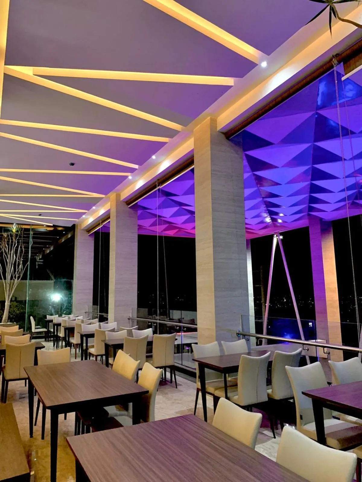 Restaurant/places to eat in Sinergi Hotel & Villa