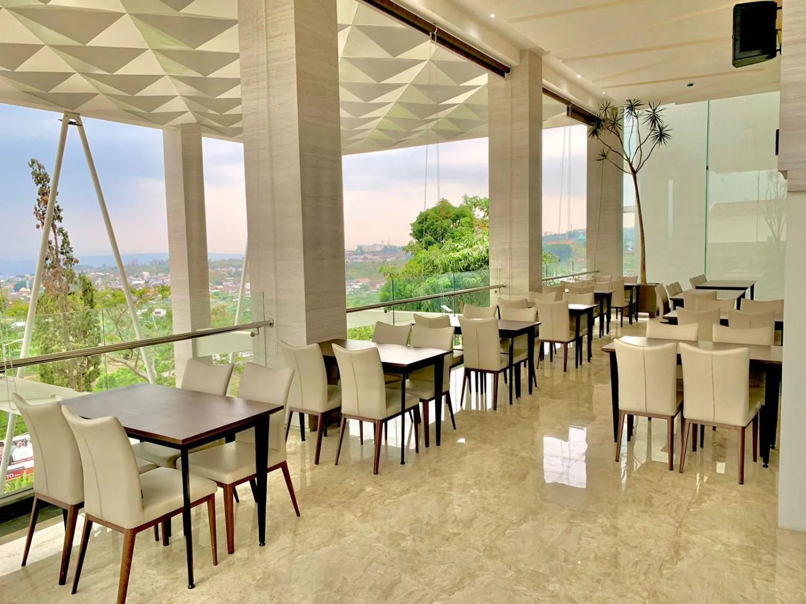 Restaurant/places to eat in Sinergi Hotel & Villa