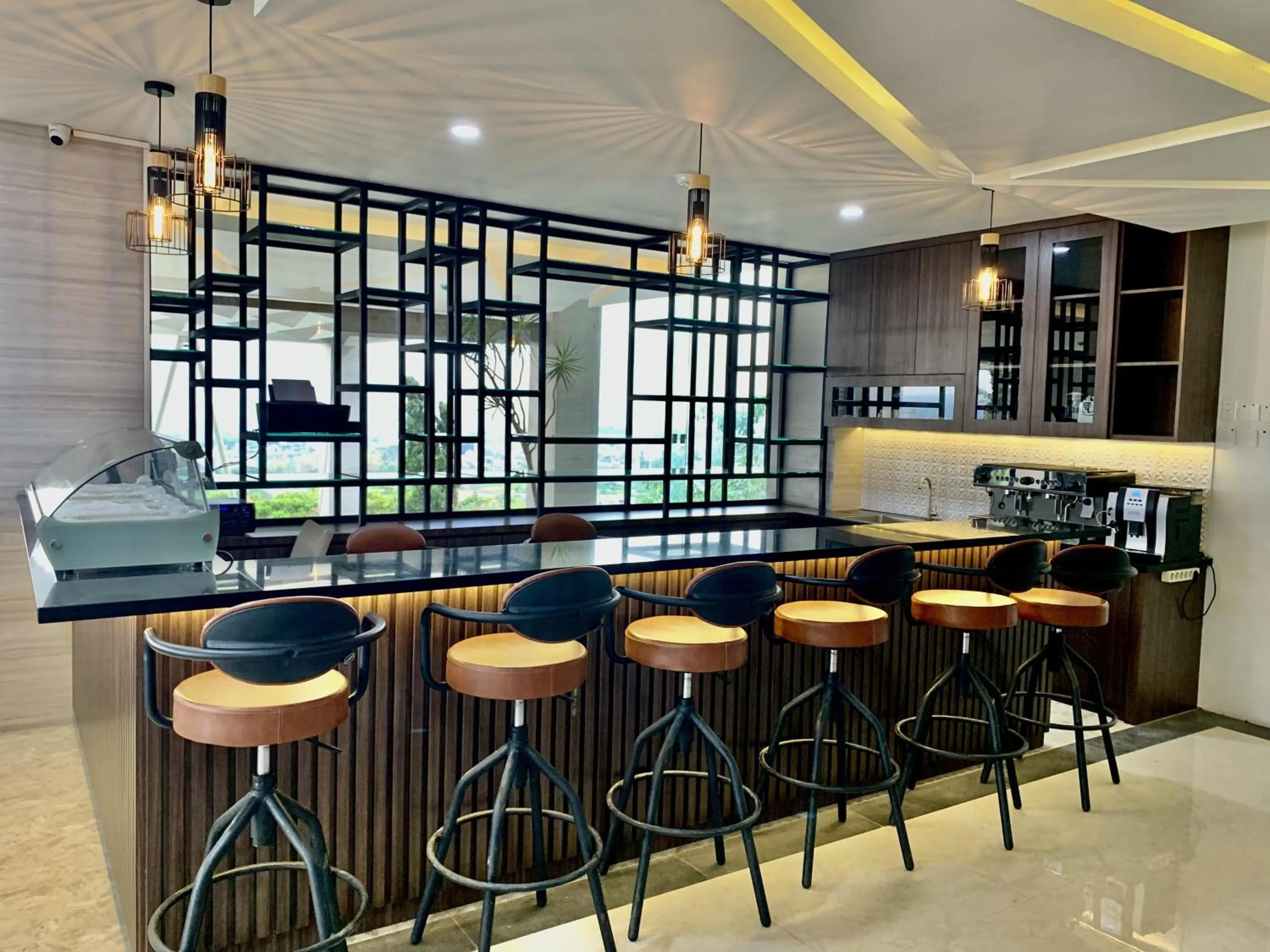 Restaurant/places to eat in Sinergi Hotel & Villa