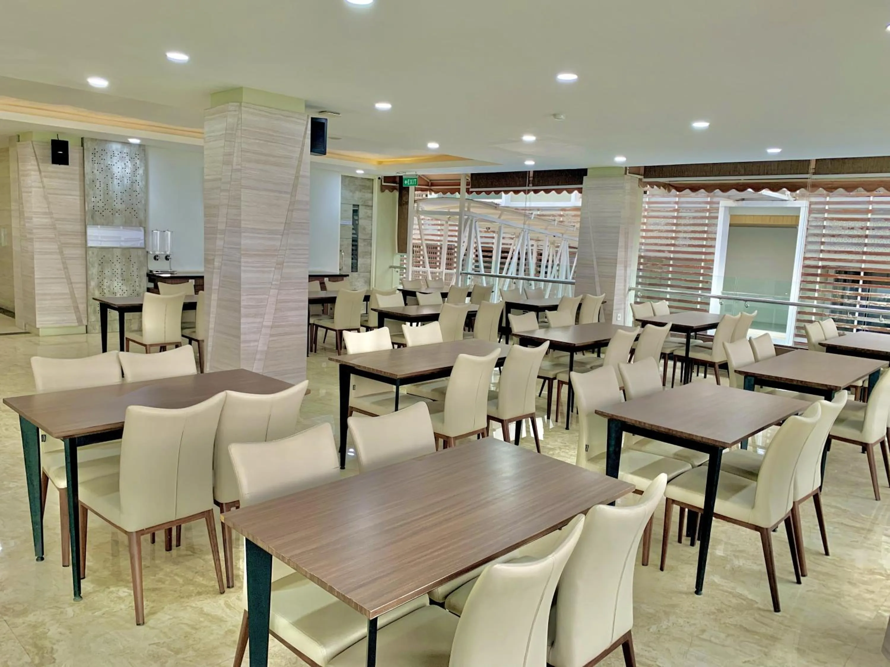 Restaurant/places to eat in Sinergi Hotel & Villa